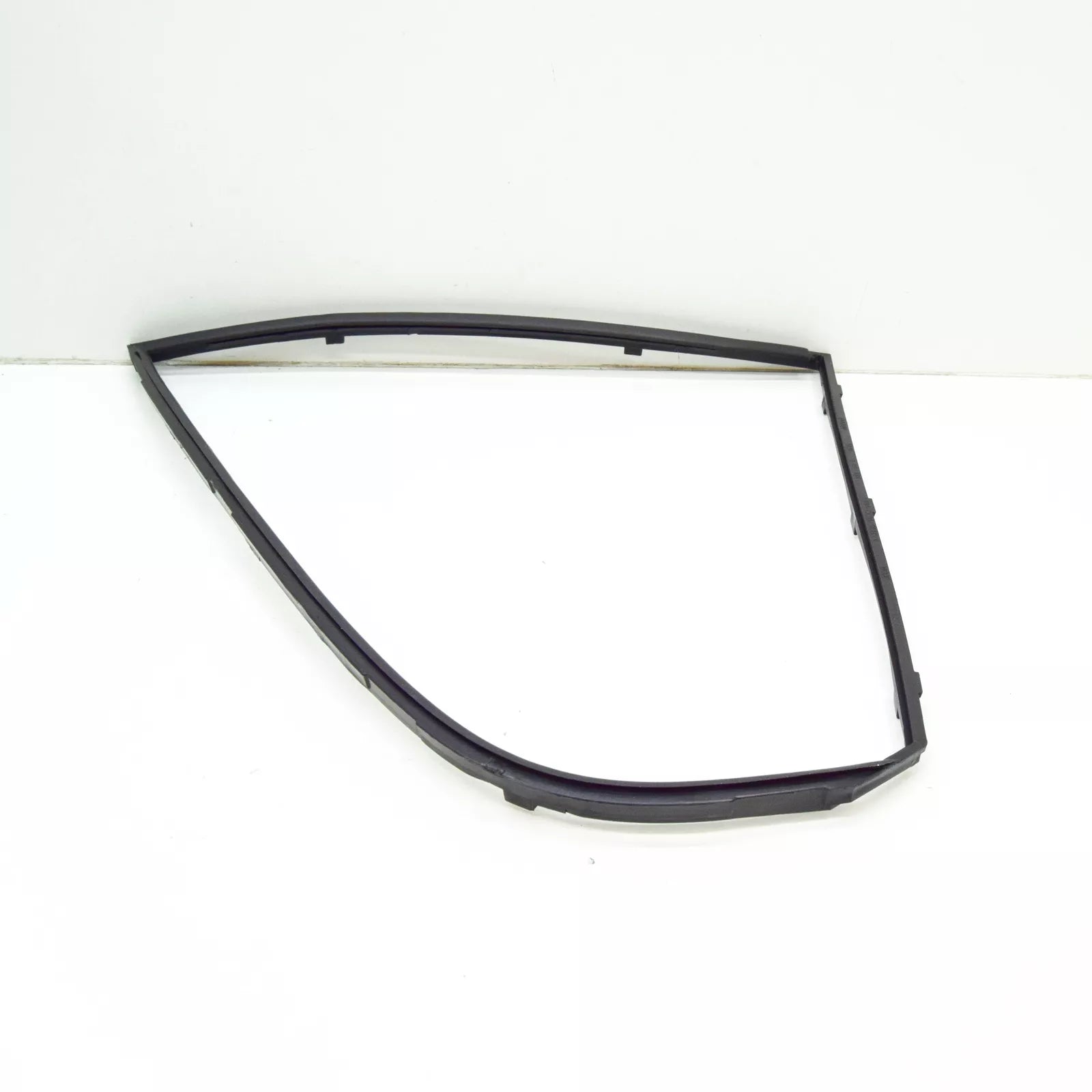 NEW BMW 5 E39 REAR RIGHT DOOR QUARTER WINDOW FRAME 51348186184 8186184 ORIGINAL