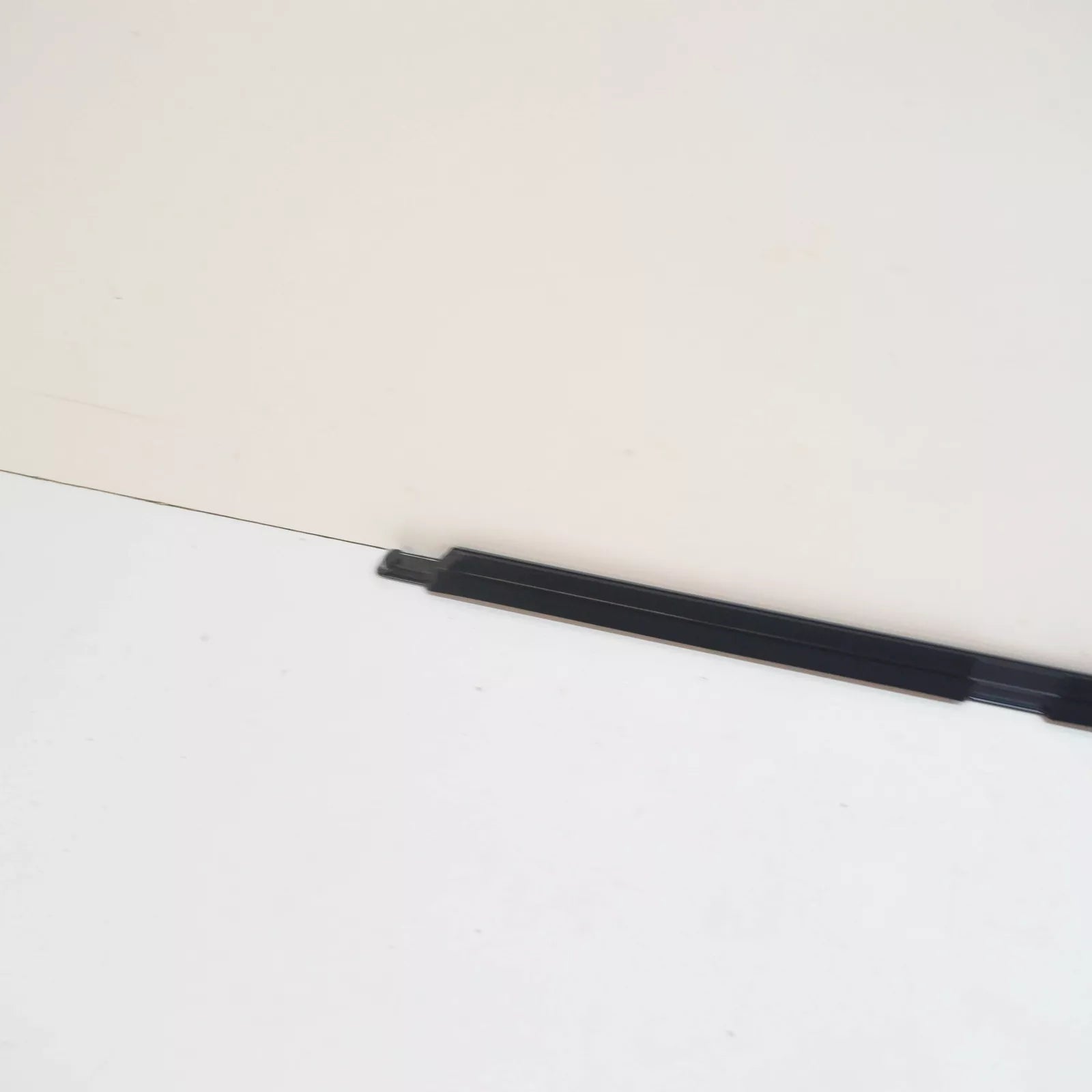 NEW BMW 3 E90 REAR RIGHT DOOR WINDOW OUTER WELL STRIP 51357220190 ORIGINAL