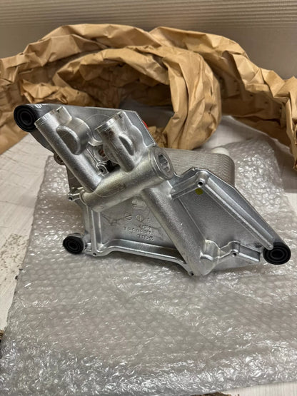 NEW AUDI R8 4.2L  ENGINE OIL COOLER 420117013E OEM 420-117-013-E