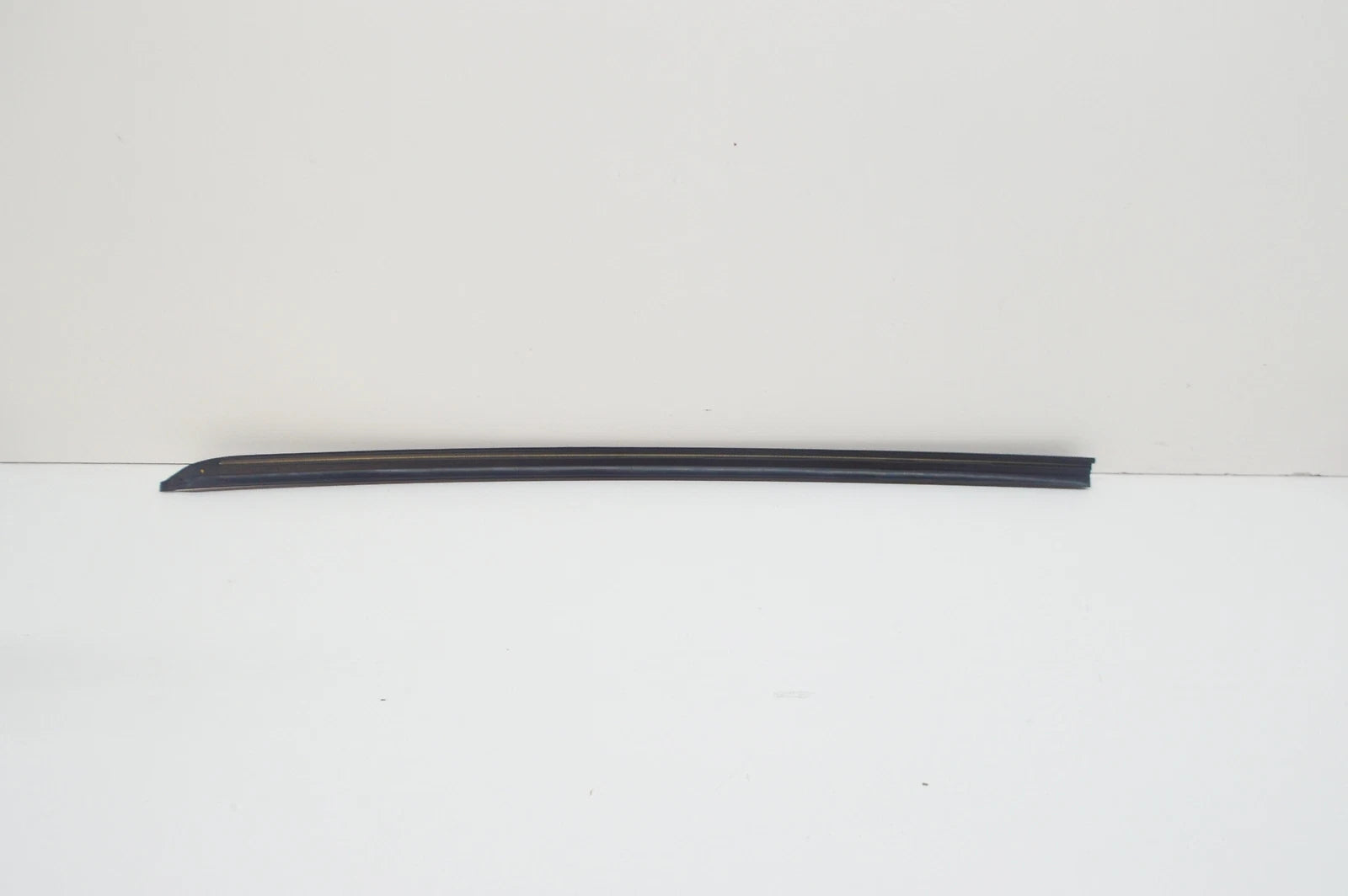 NEW BMW 5 E60 FRONT WINDSHIELD RIGHT DRIP MOULDING 51317045448 7045448 ORIGINAL