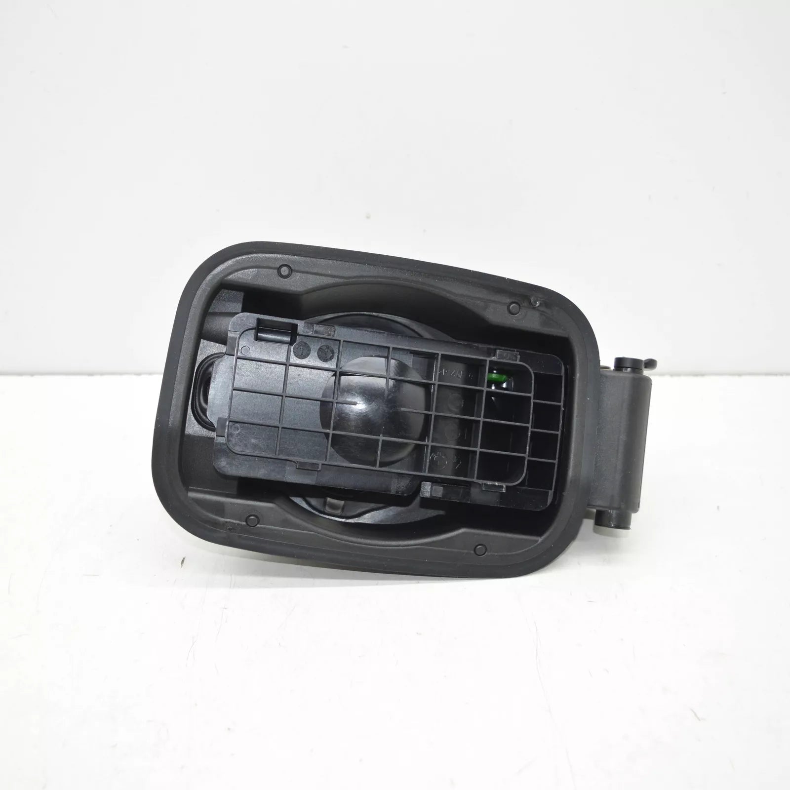 NEW BMW 5 E60 FUEL TANK COVER POT 7183712 51177183712 ORIGINAL