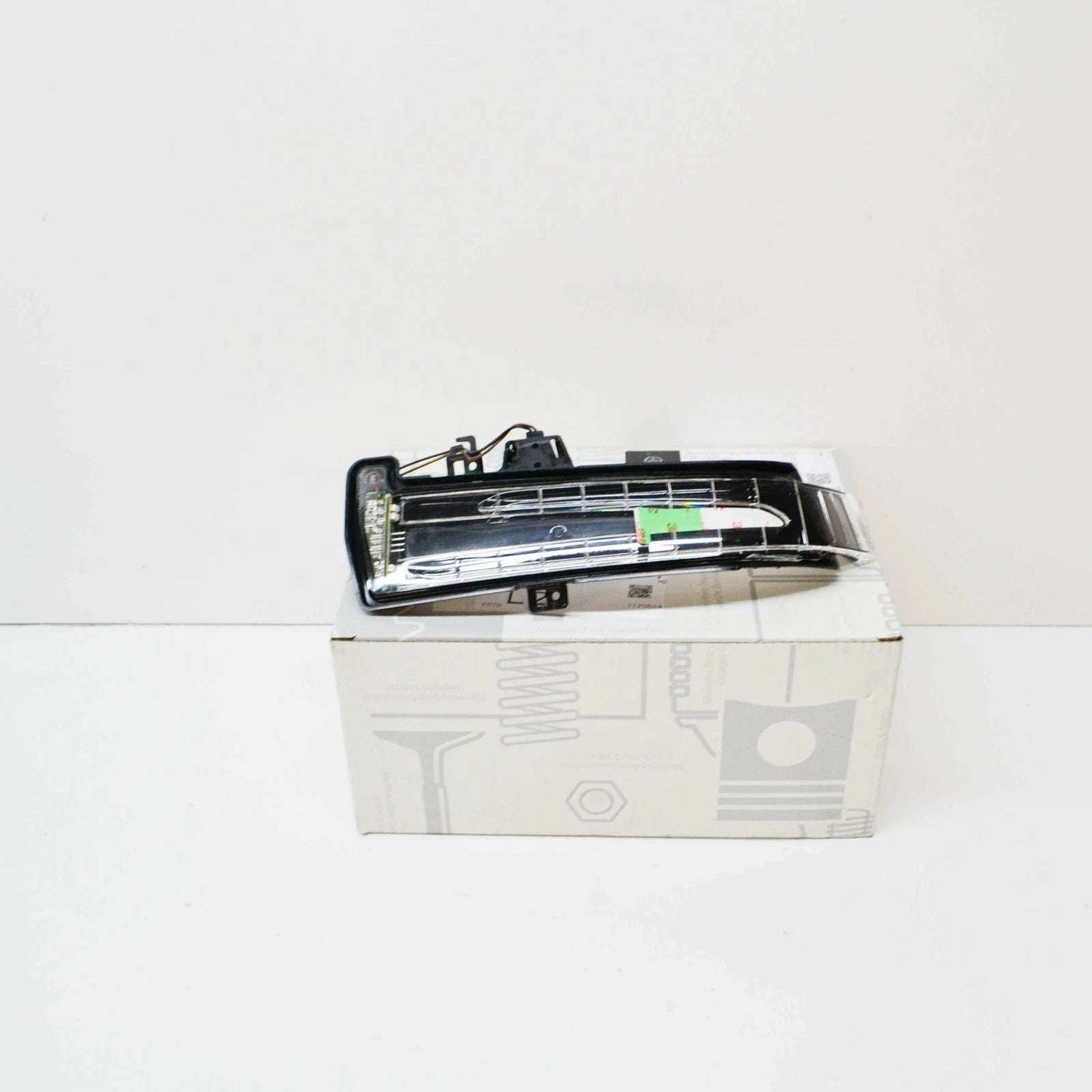 NEW MB E W212 FRONT LEFT DOOR MIRROR TURN INDICATOR A2129067201