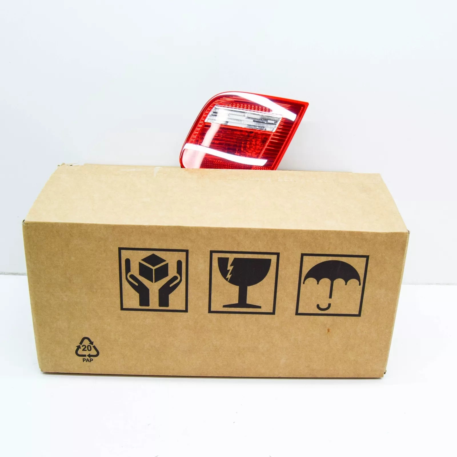 NEW BMW 3 E46 REAR TAILGATE RIGHT TAILLIGHT 63216920706 6920706 ORIGINAL