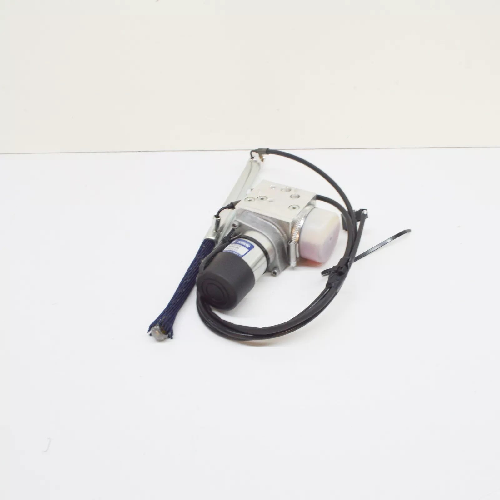 NEW MERCEDES-BENZ S W220 REAR END FLOOR PUMP A2208000048 ORIGINAL