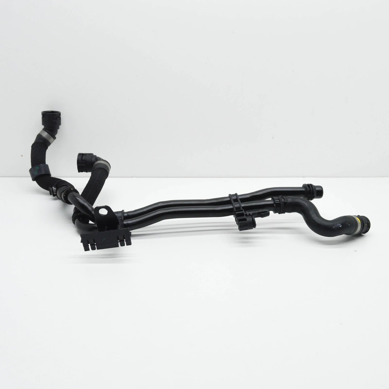 NEW MB CLA COUPE C118 RIGHT SIDE WATER RADIATOR HOSE A1775017501