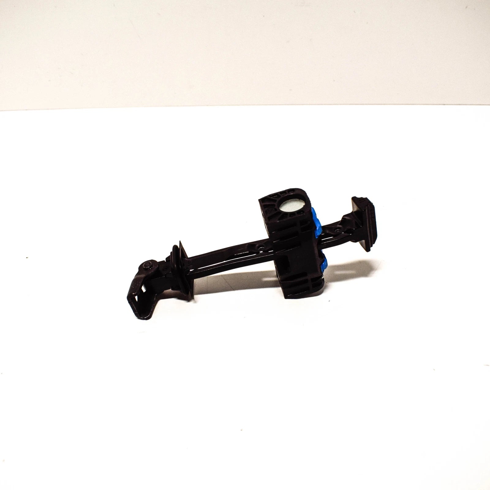 NEW VOLKSWAGEN AMAROK 2H FRONT DOOR CATCH LEFT OR RIGHT 2H0837249