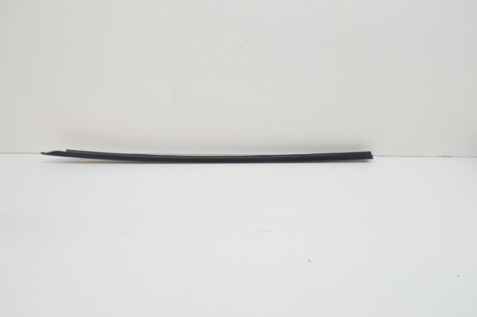 NEW BMW 5 E60 FRONT WINDSHIELD RIGHT DRIP MOULDING 51317045448 7045448 ORIGINAL