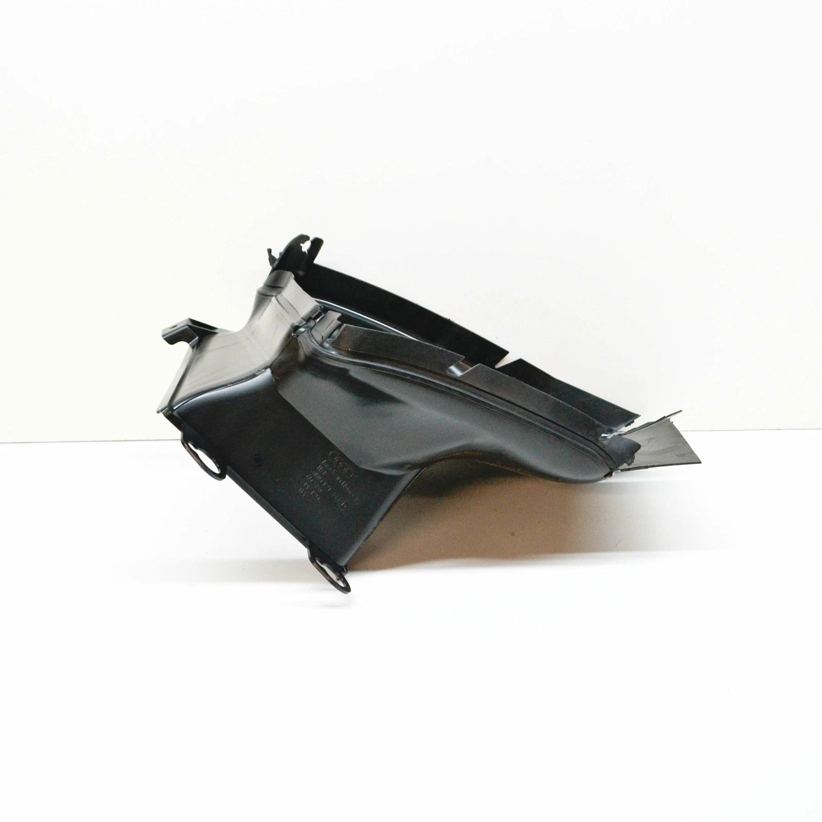 NEW AUDI Q7 4M LEFT OUTER AIR GUIDE 4M0121333D