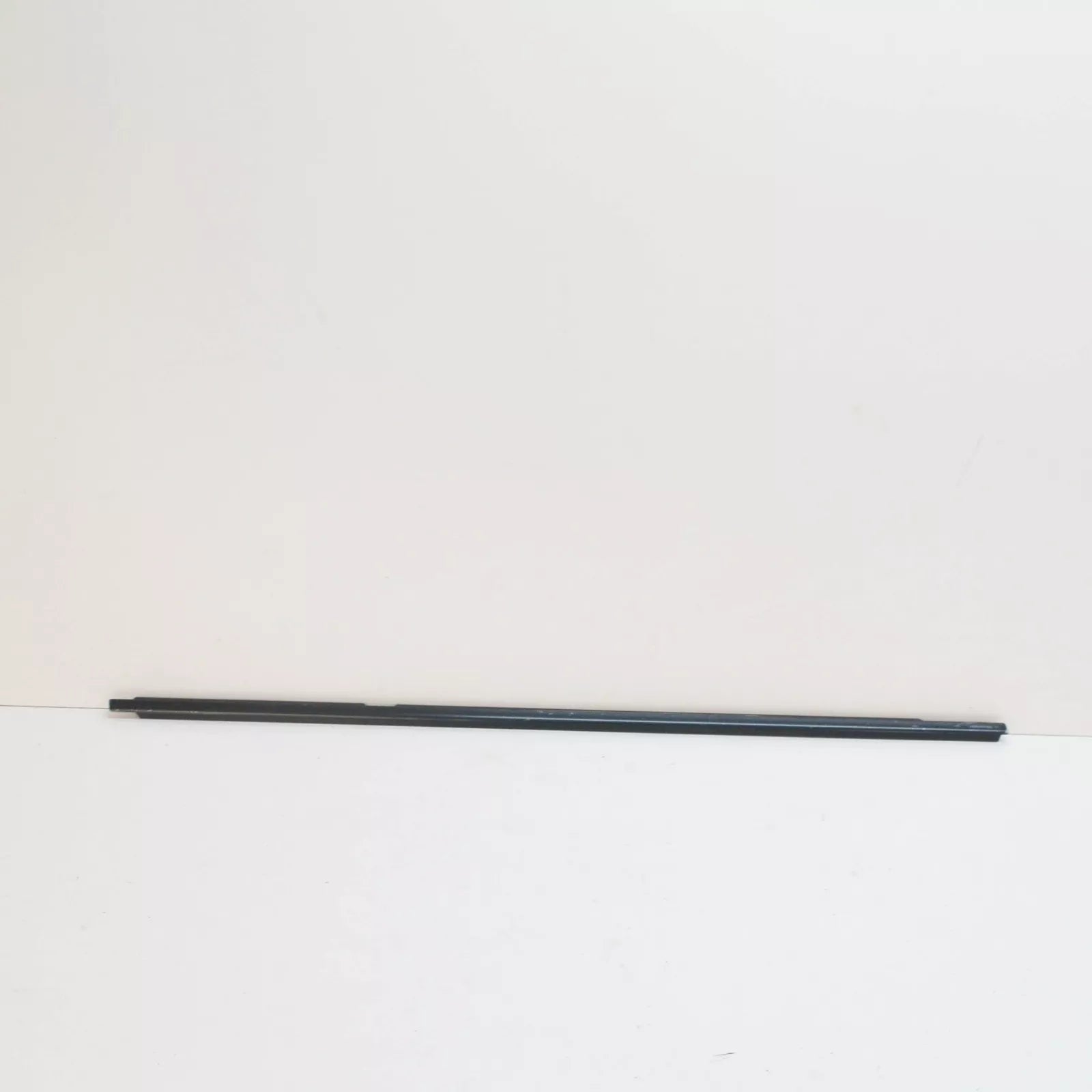 NEW BMW 3 E90 REAR RIGHT DOOR WINDOW OUTER WELL STRIP 51357220190 ORIGINAL