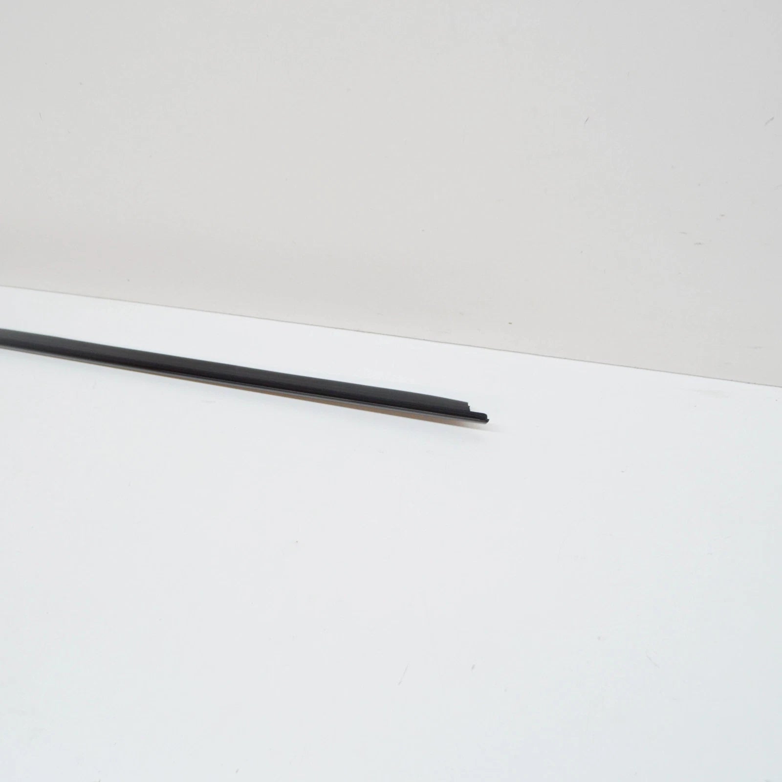 NEW BMW 4 F33, F83 REAR RIGHT DOOR WINDOW FINISHER 7295572 51377295572 ORIGINAL