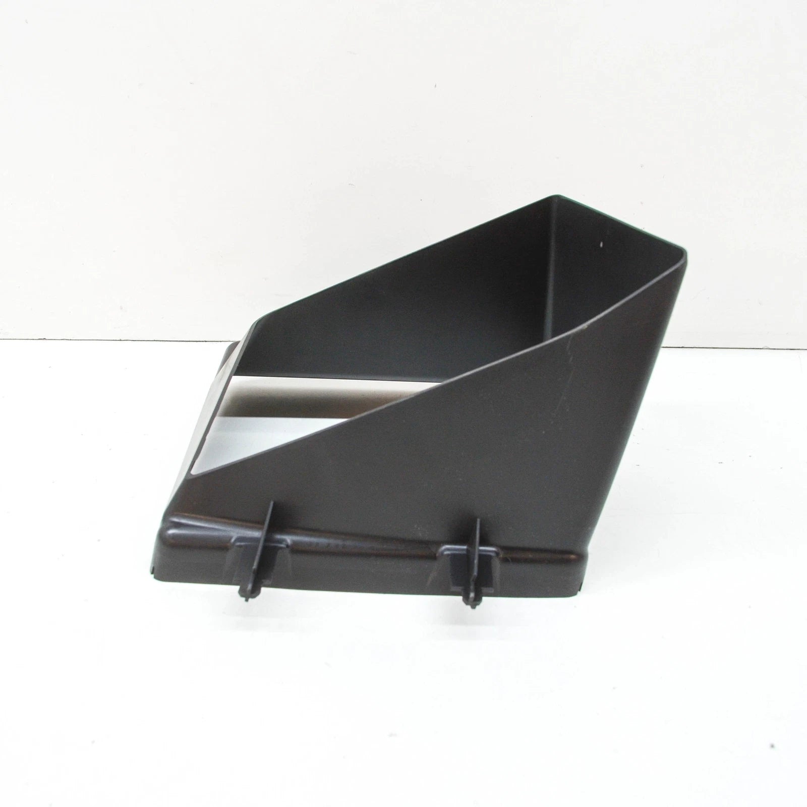 NEW BMW 5 G30 RIGHT RADIATOR SUPPORT AIR DUCT 51748098660 ORIGINAL