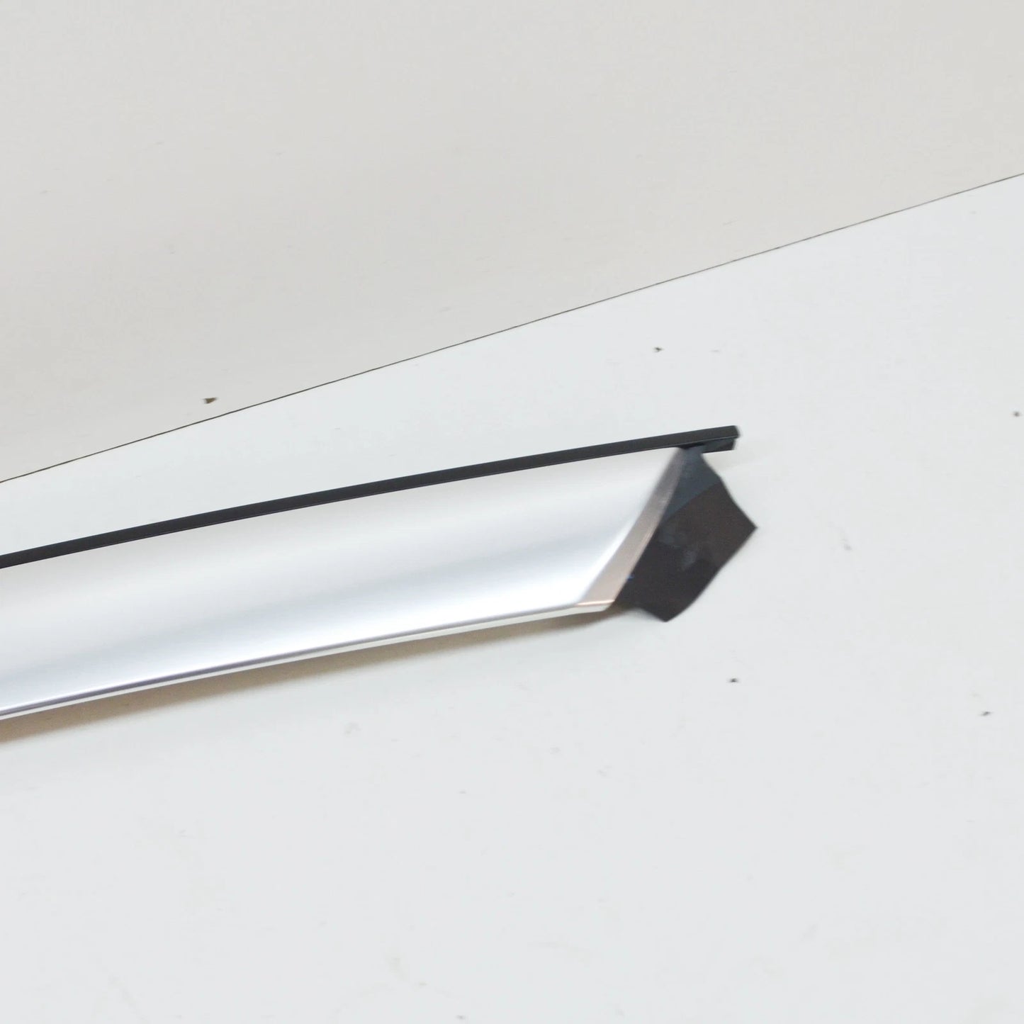 NEW AUDI R8 42 EXTERIOR LEFT SIDE PILLAR MOLDING 427853265D 3Q7 ORIGINAL