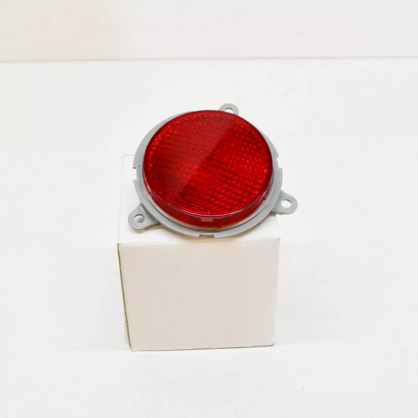 NEW BMW Z4 E85 REAR BUMPER RIGHT REFLECTOR 63147046040 ORIGINAL