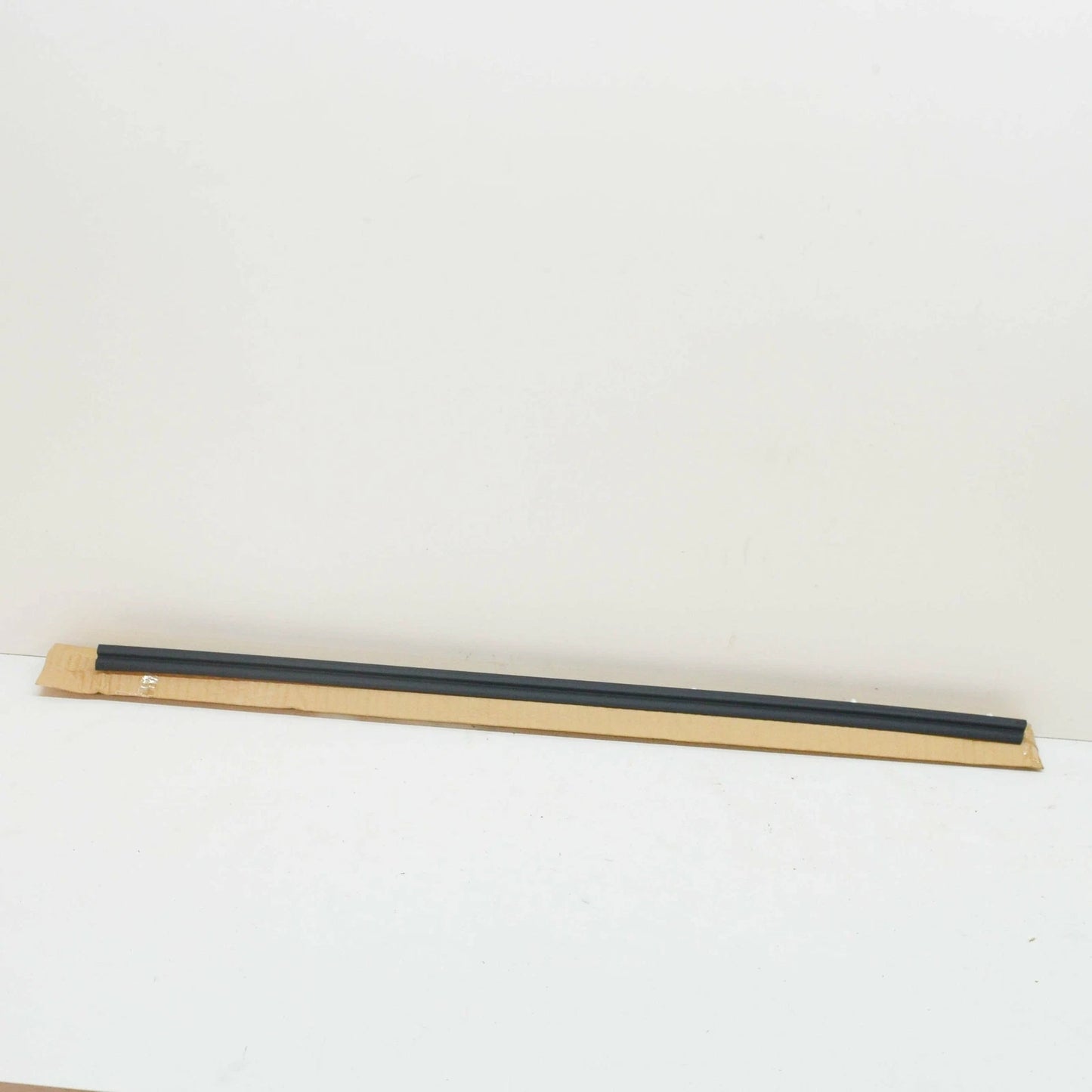 NEW MERCEDES-BENZ E W210 FRONT RIGHT DOOR BOTTOM COVER STRIP A2106907262