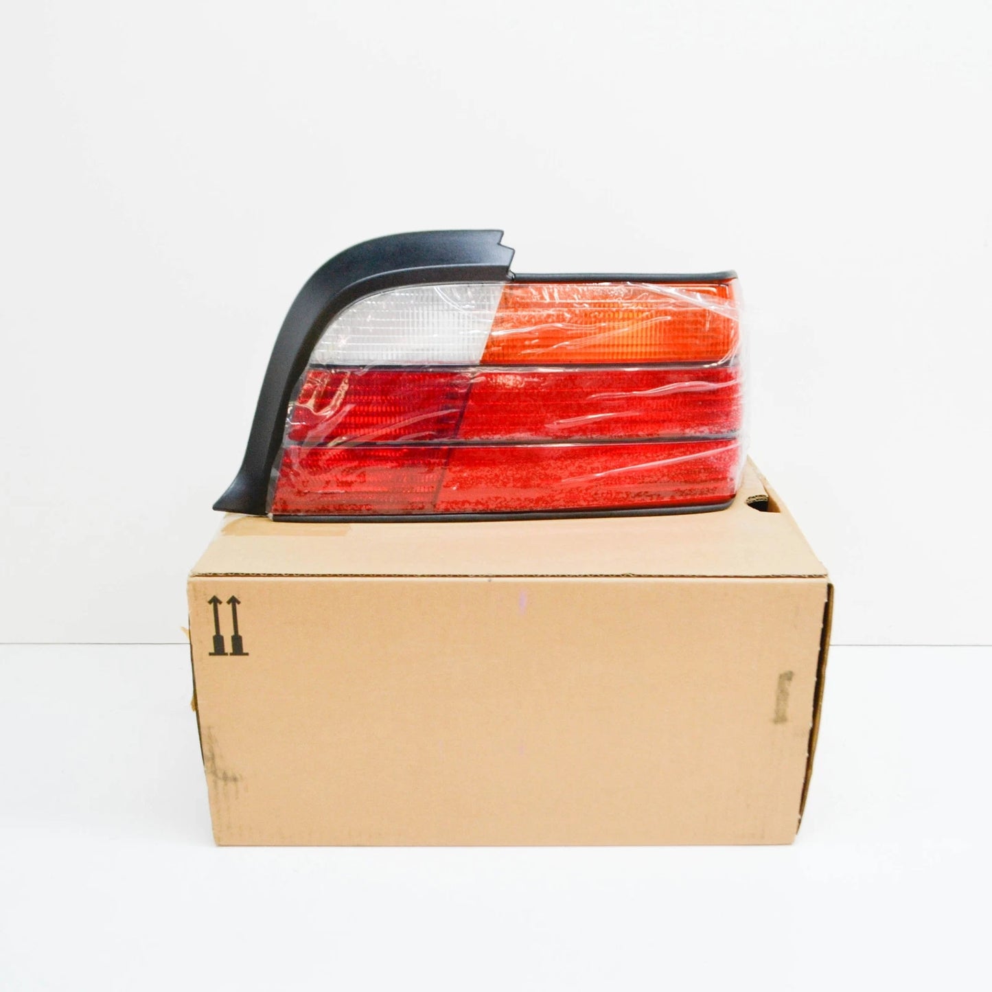 NEW BMW E36 CABRIO COUPE TAIL LIGHT RIGHT 8353270 63218353270 ORIGINAL