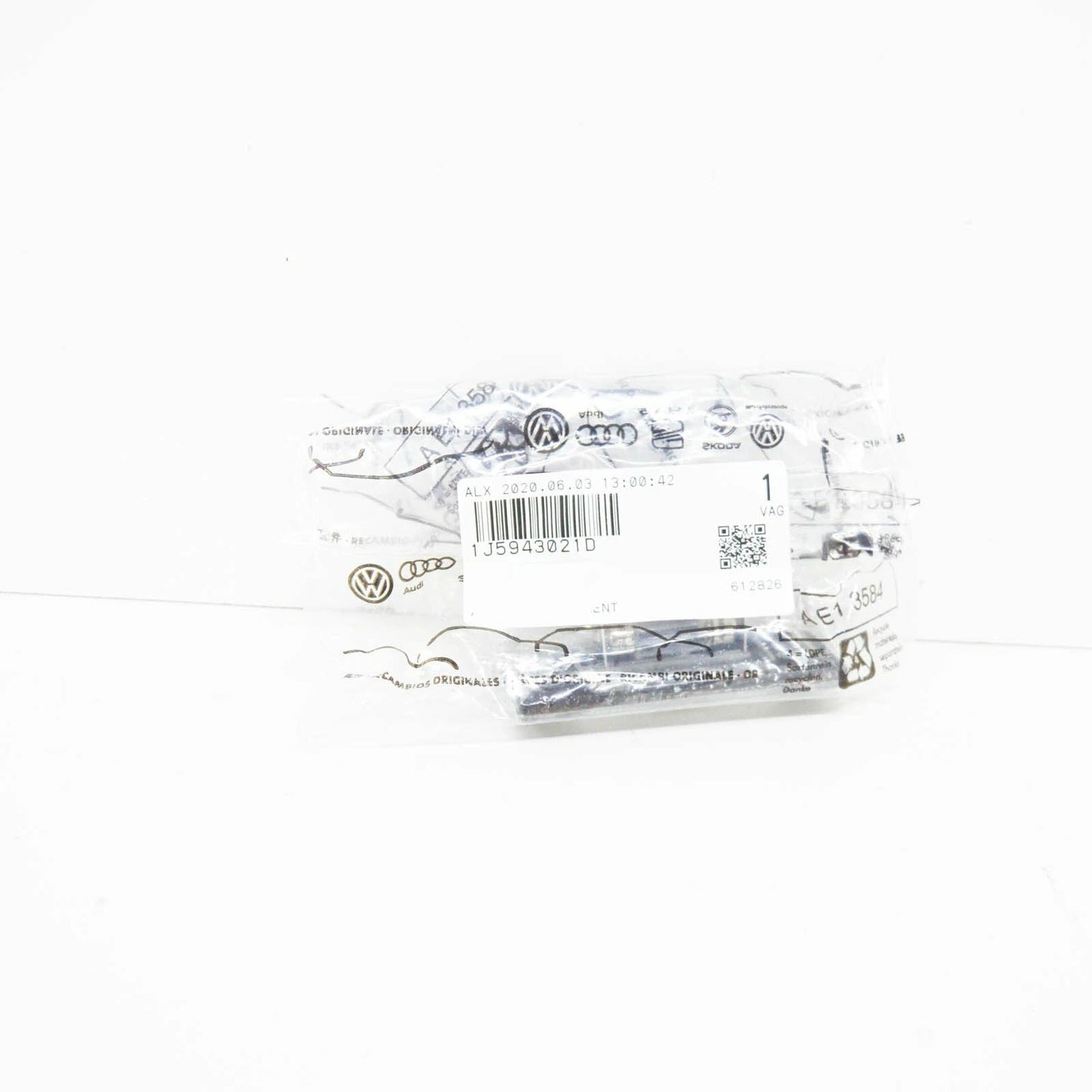 NEW VOLKSWAGEN BORA LICENSE PLATE LIGHT 1J5943021D 2005 ORIGINAL