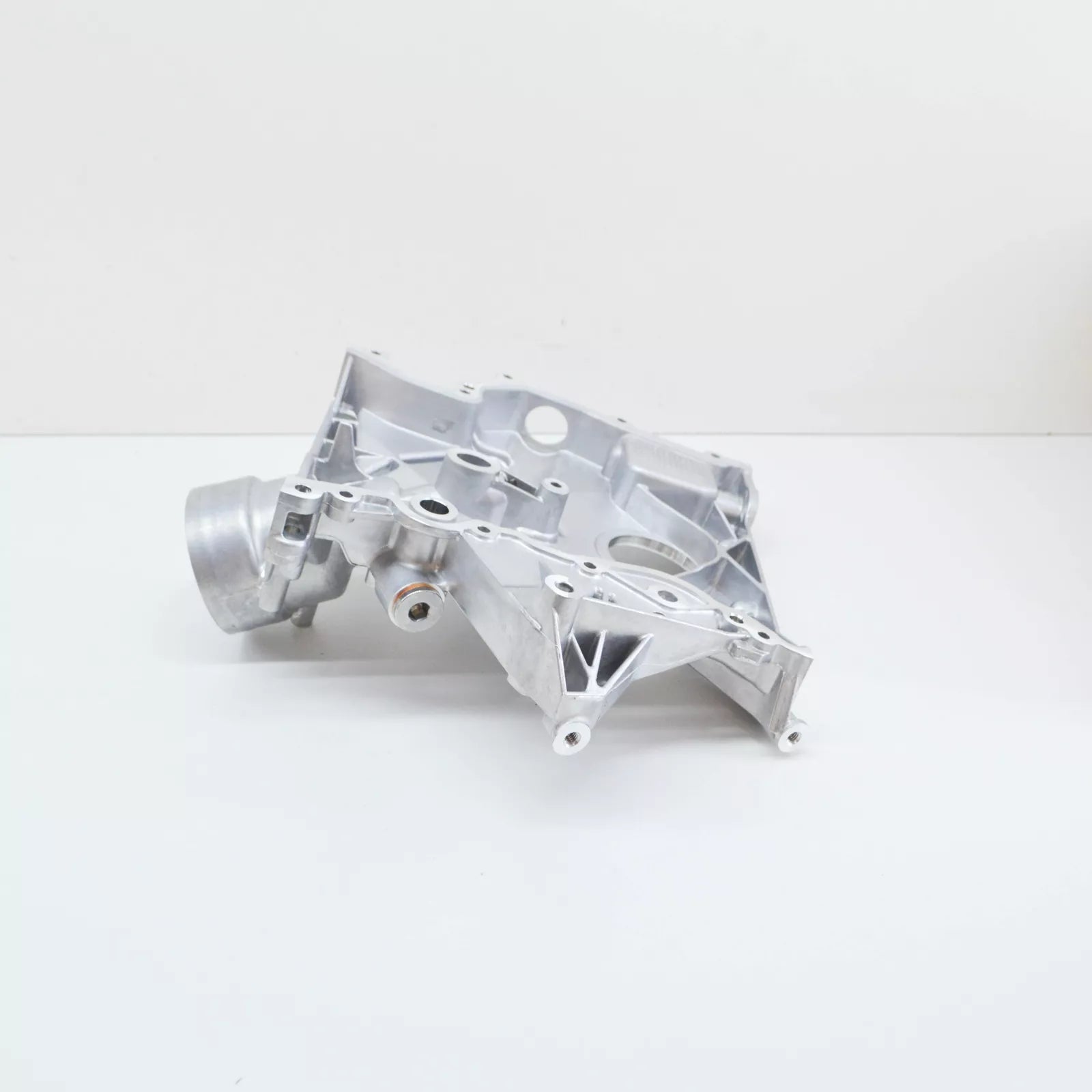 NEW MERCEDES-BENZ C W205 ENGINE TIMING CASE A2740101814 ORIGINAL