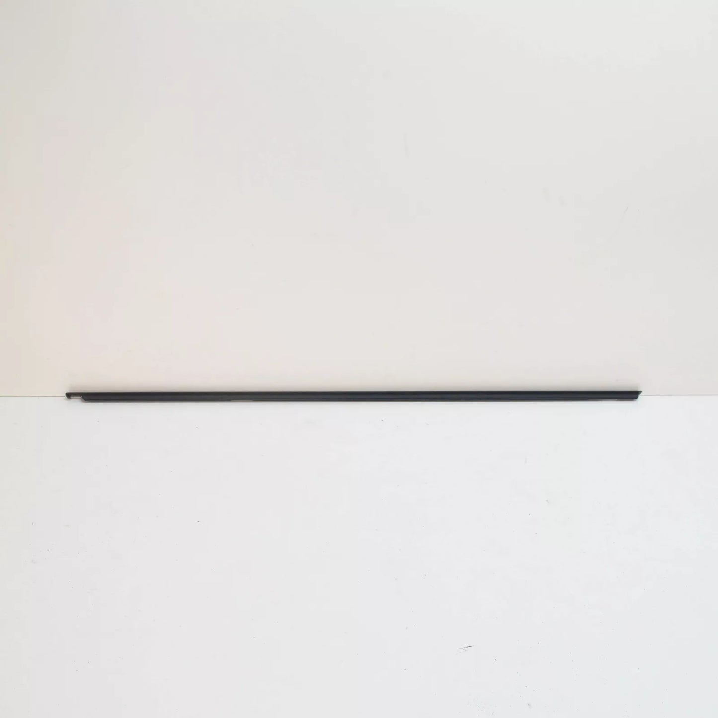 NEW BMW 3 E90 REAR RIGHT DOOR WINDOW OUTER WELL STRIP 51357220190 ORIGINAL