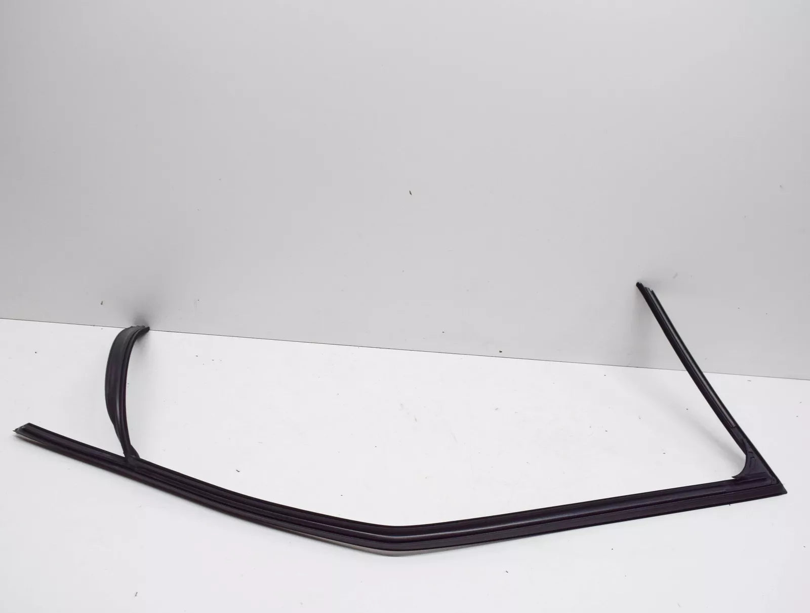 NEW AUDI A3 8P FRONT LEFT DOOR WINDOW GUIDE 8P3837439D ORIGINAL