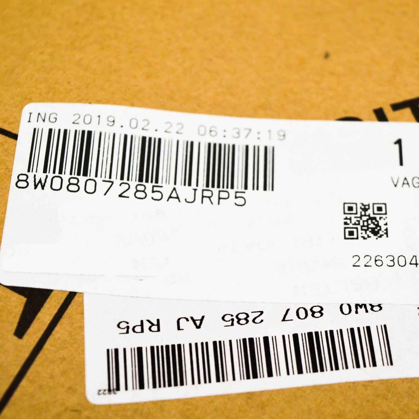 NEW AUDI A4 B9 FRONT BUMPER LICENSE PLATE BRACKET 8W0807285AJ RP5 ORIGINAL