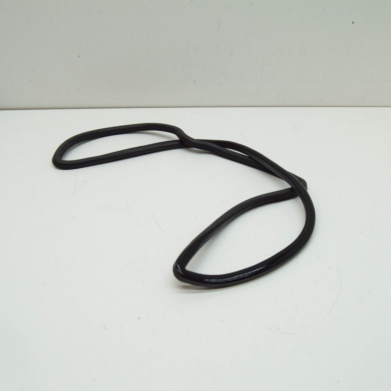 NEW MERCEDES-BENZ C W202 FRONT LEFT HEADLAMP LENS SEAL A2028261380 ORIGINAL