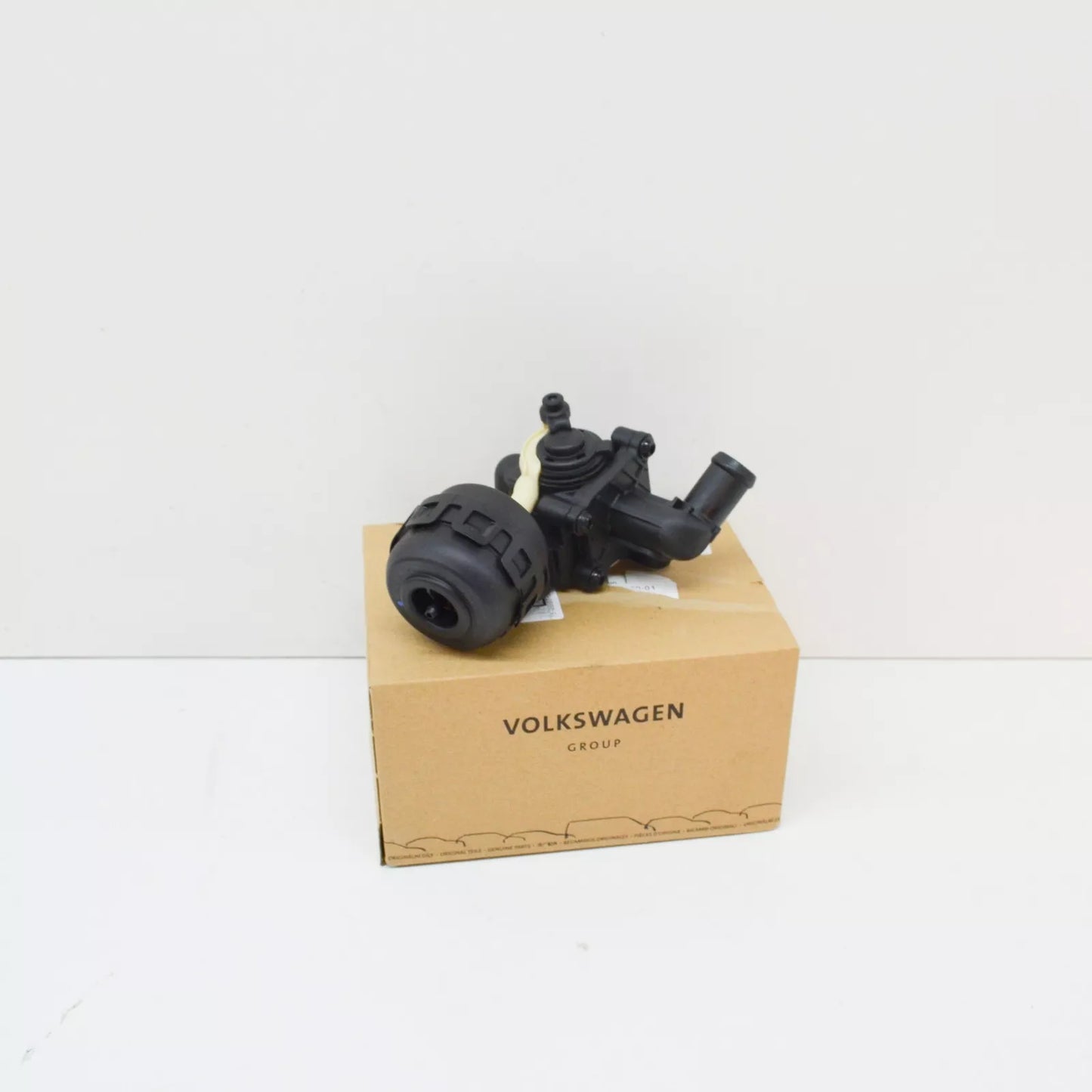 NEW VW AMAROK COOLING SYSTEM REGULATING VALVE 059121737AR