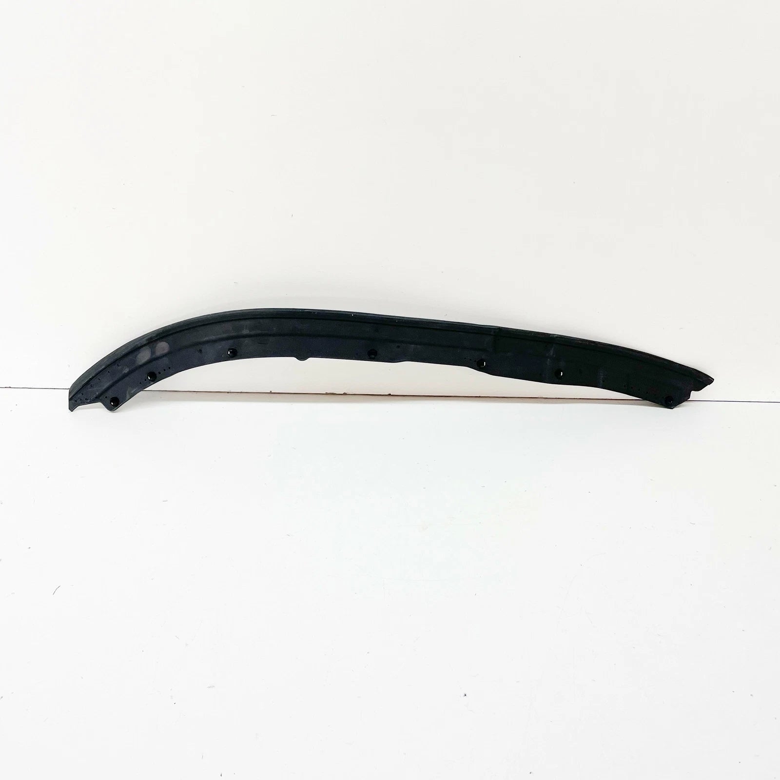 NEW MERCEDES-BENZ C W203 FRONT RIGHT DOOR SEALING FRAME A2037201678