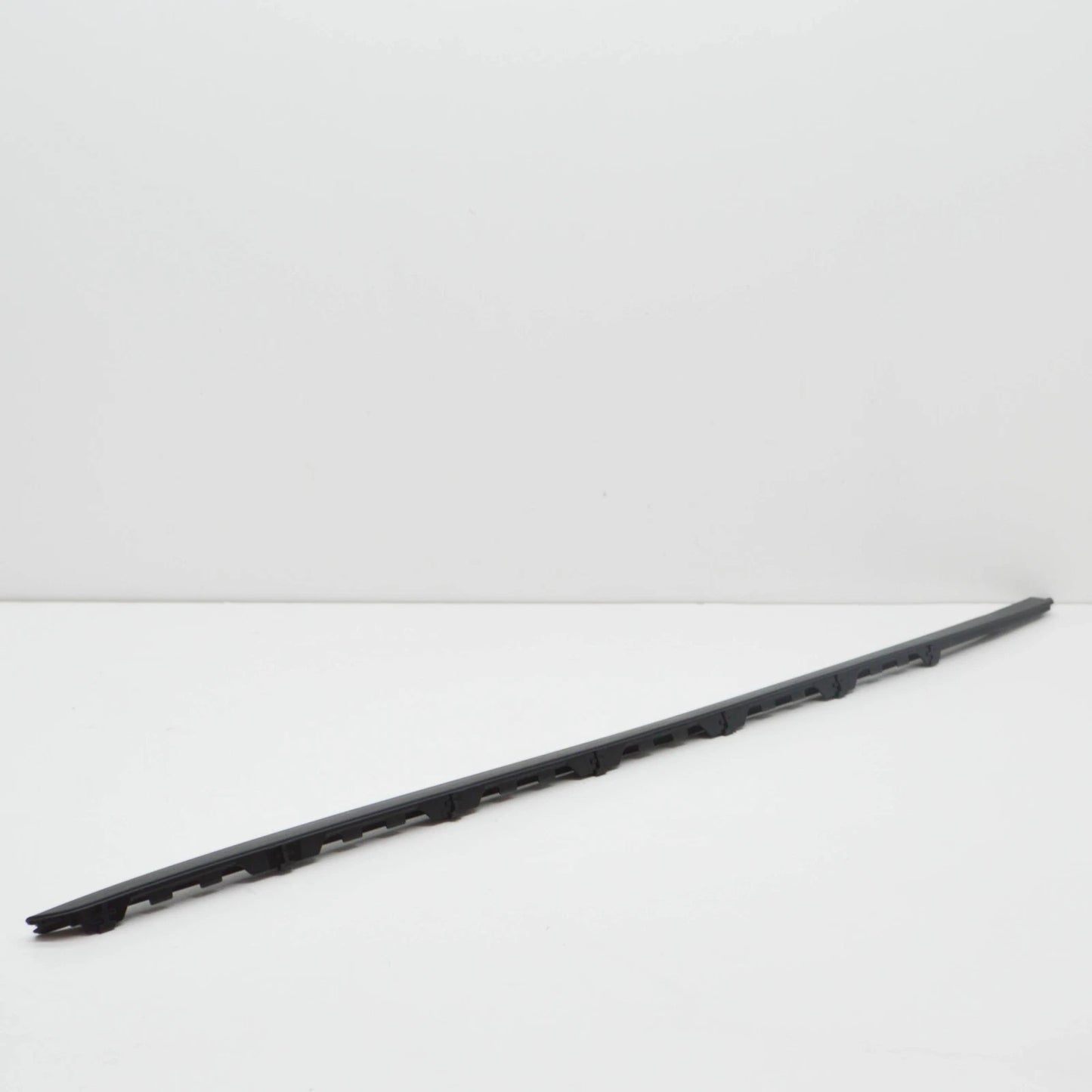 NEW BMW X5 F15 WINDSHIELD RIGHT DRIP MOLDING 51317462206 7462206 ORIGINAL