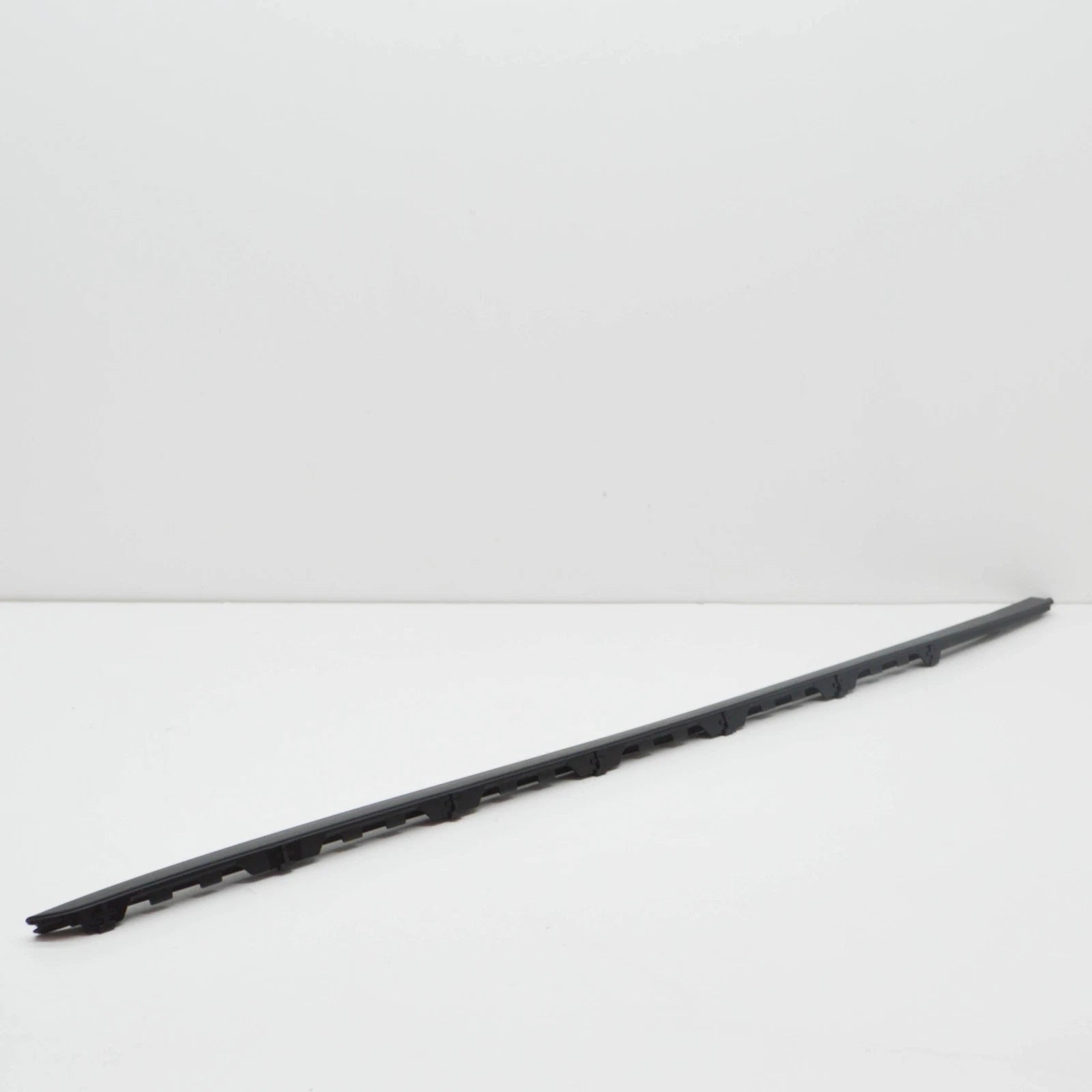 NEW BMW X5 F15 WINDSHIELD RIGHT DRIP MOLDING 51317462206 7462206 ORIGINAL