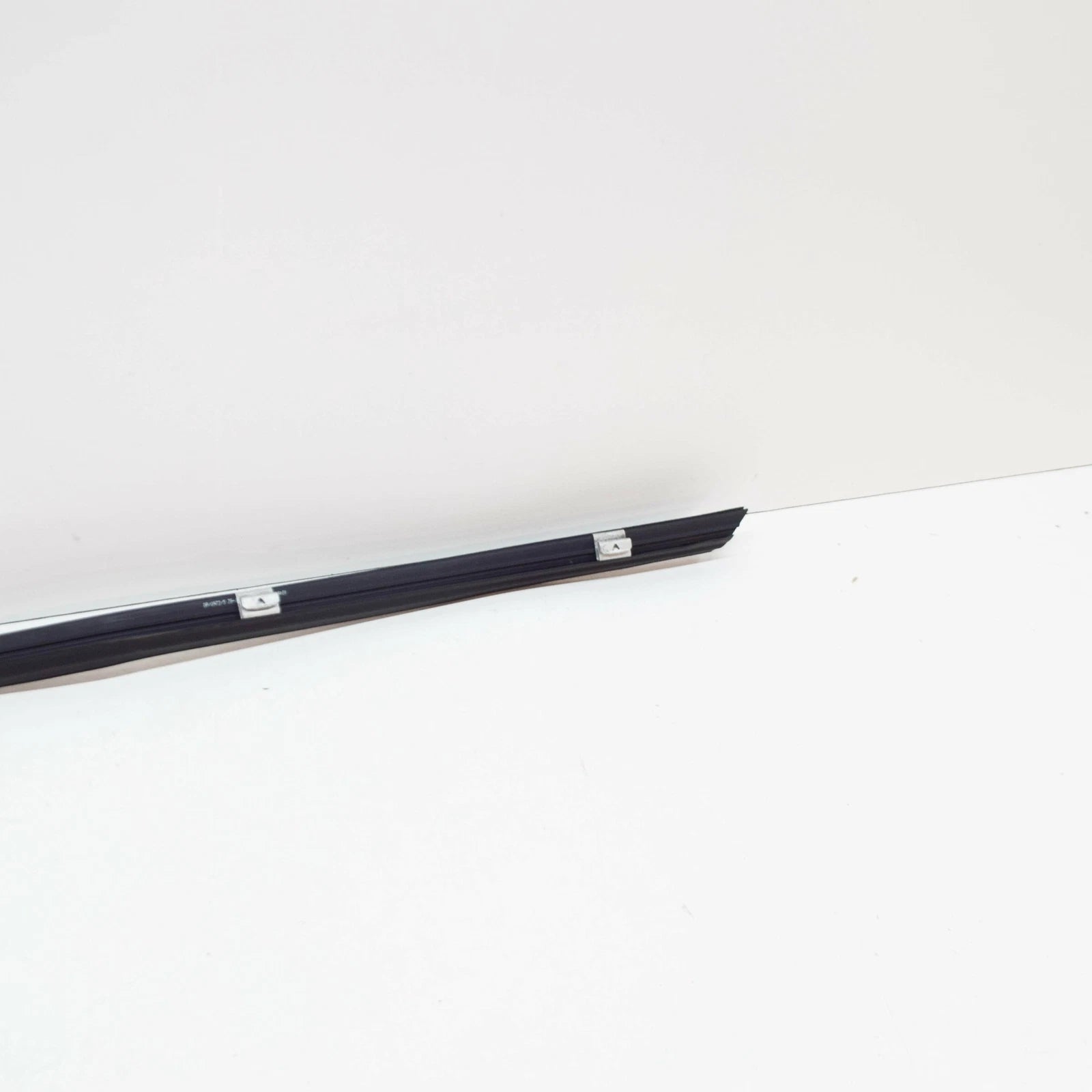 NEW MB CL C215 REAR RIGHT SIDE WINDOW OUTSIDE SEALING RAIL A2156700438