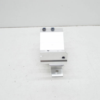 NEW BMW 7 G12 FRONT BUMPER RIGHT ADAPTER 51647357218 ORIGINAL