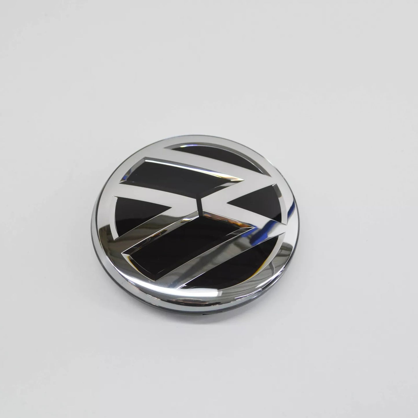 NEW VW PASSAT B8 3G RADIATOR GRILLE LOGO EMBLEM 3G0853601DJZA ORIGINAL