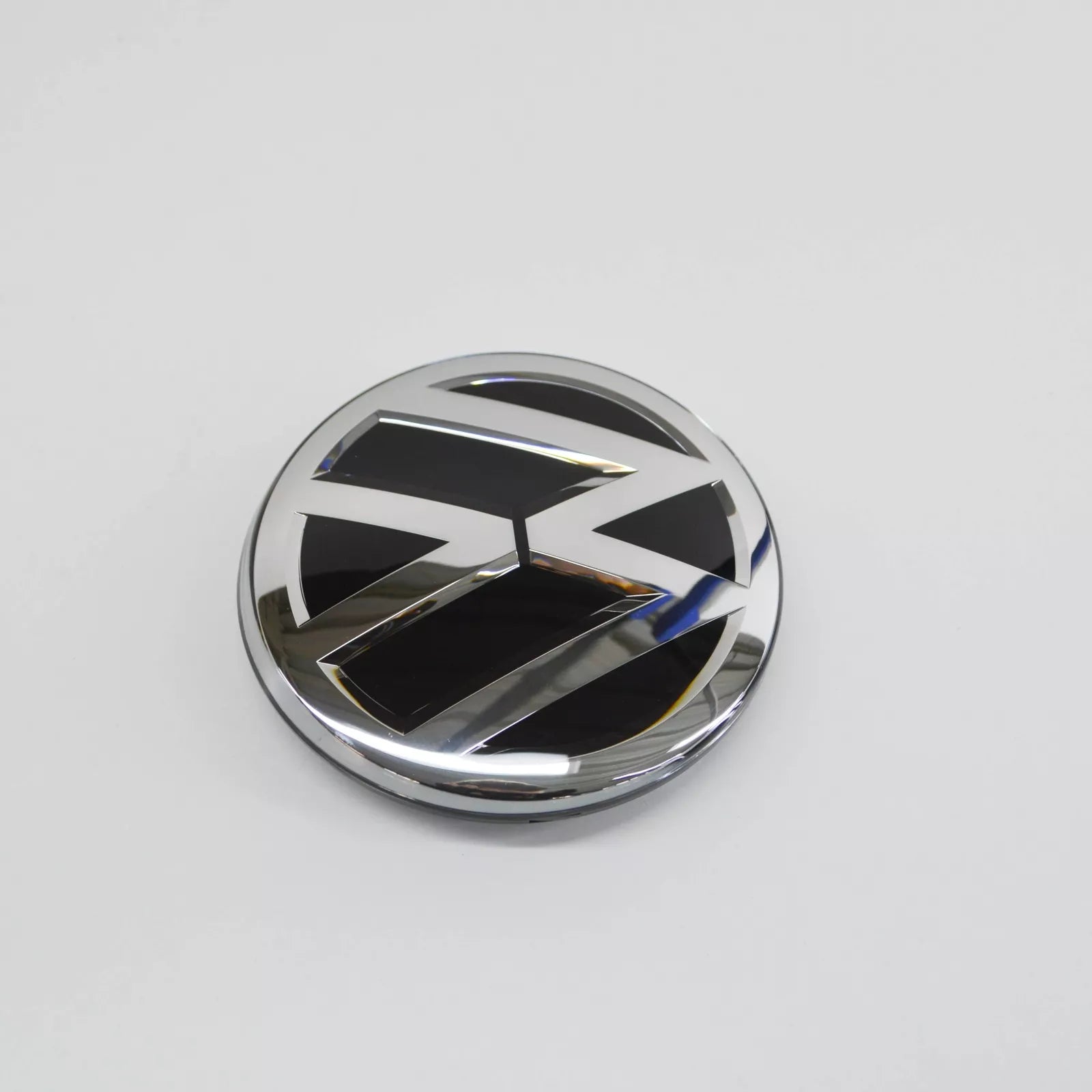 NEW VW PASSAT B8 3G RADIATOR GRILLE LOGO EMBLEM 3G0853601DJZA ORIGINAL