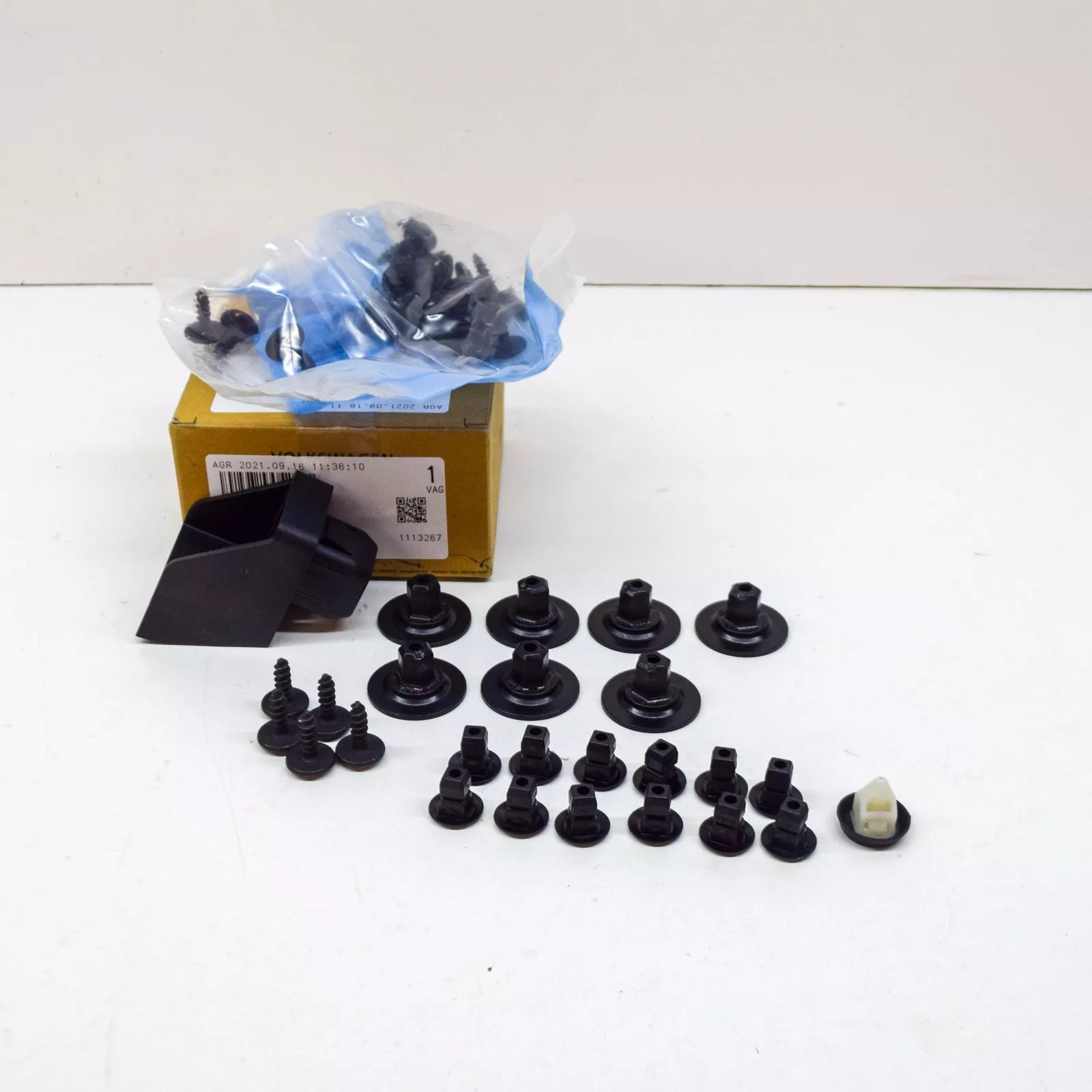 NEW AUDI TT 8S MK3 FRONT FENDER WHEELHOUSE LINER MOUNT KIT 8S0098629