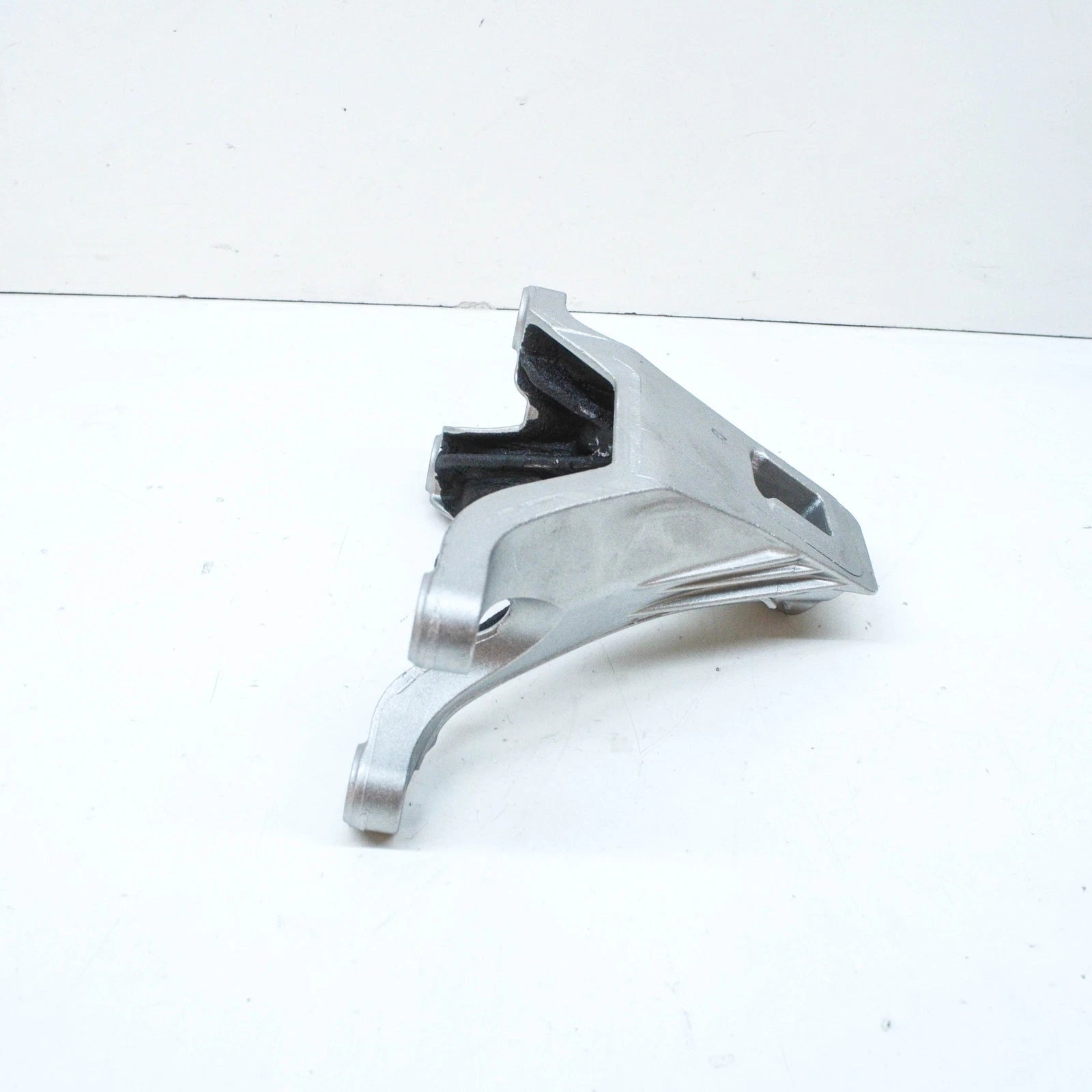 NEW BMW 5 G30 ENGINE RIGHT BRACKET 22116876222 ORIGINAL