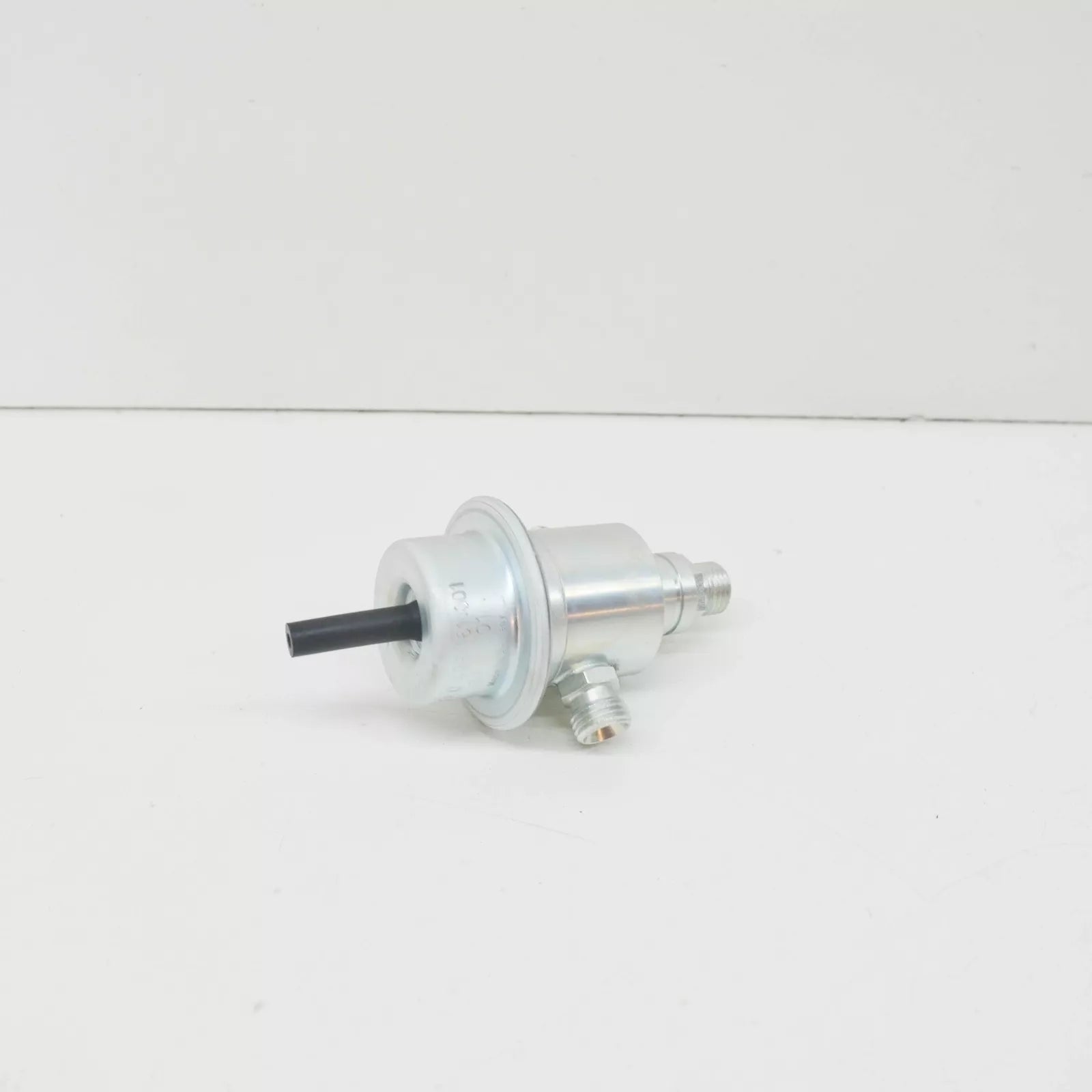 NEW MB E-CLASS W124 FUEL PRESSURE REGULATOR A0000780392 3.0 PETROL ORIGINAL