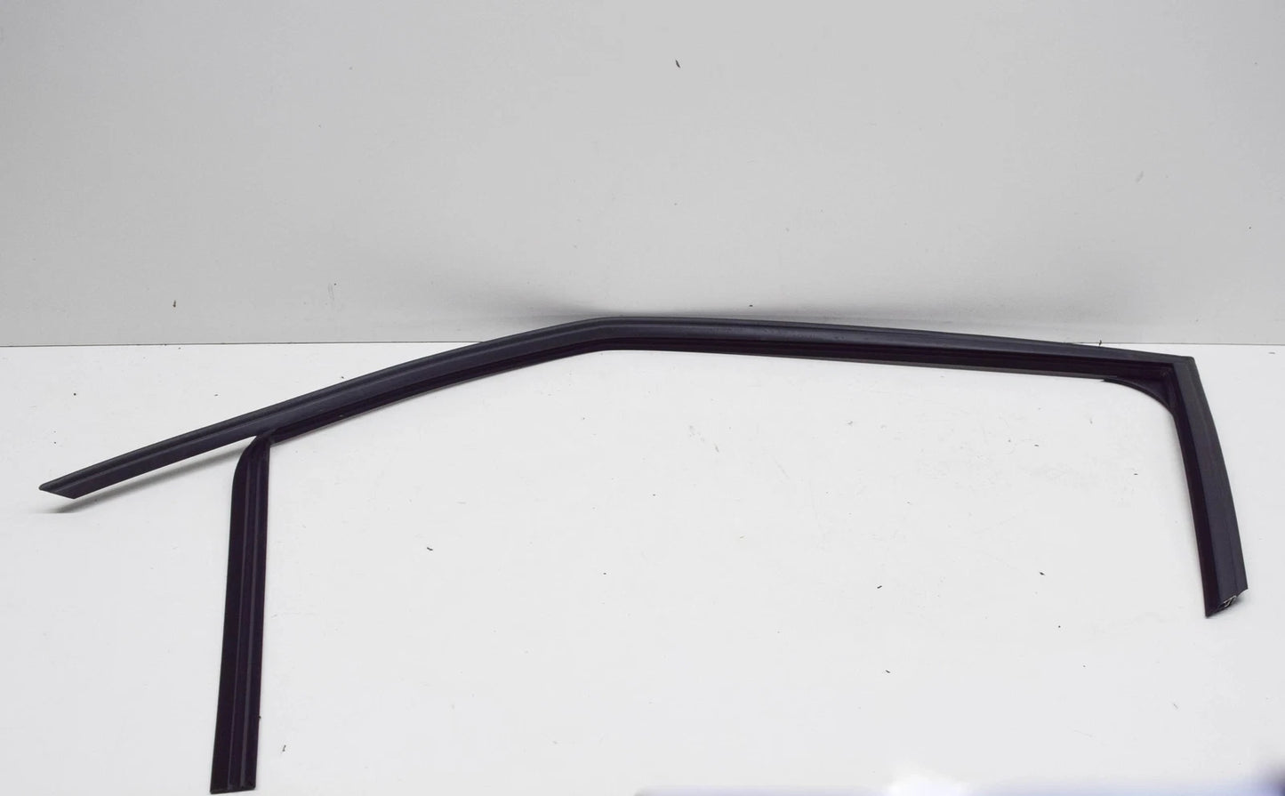 NEW AUDI A3 8P FRONT LEFT DOOR WINDOW GUIDE 8P3837439D ORIGINAL