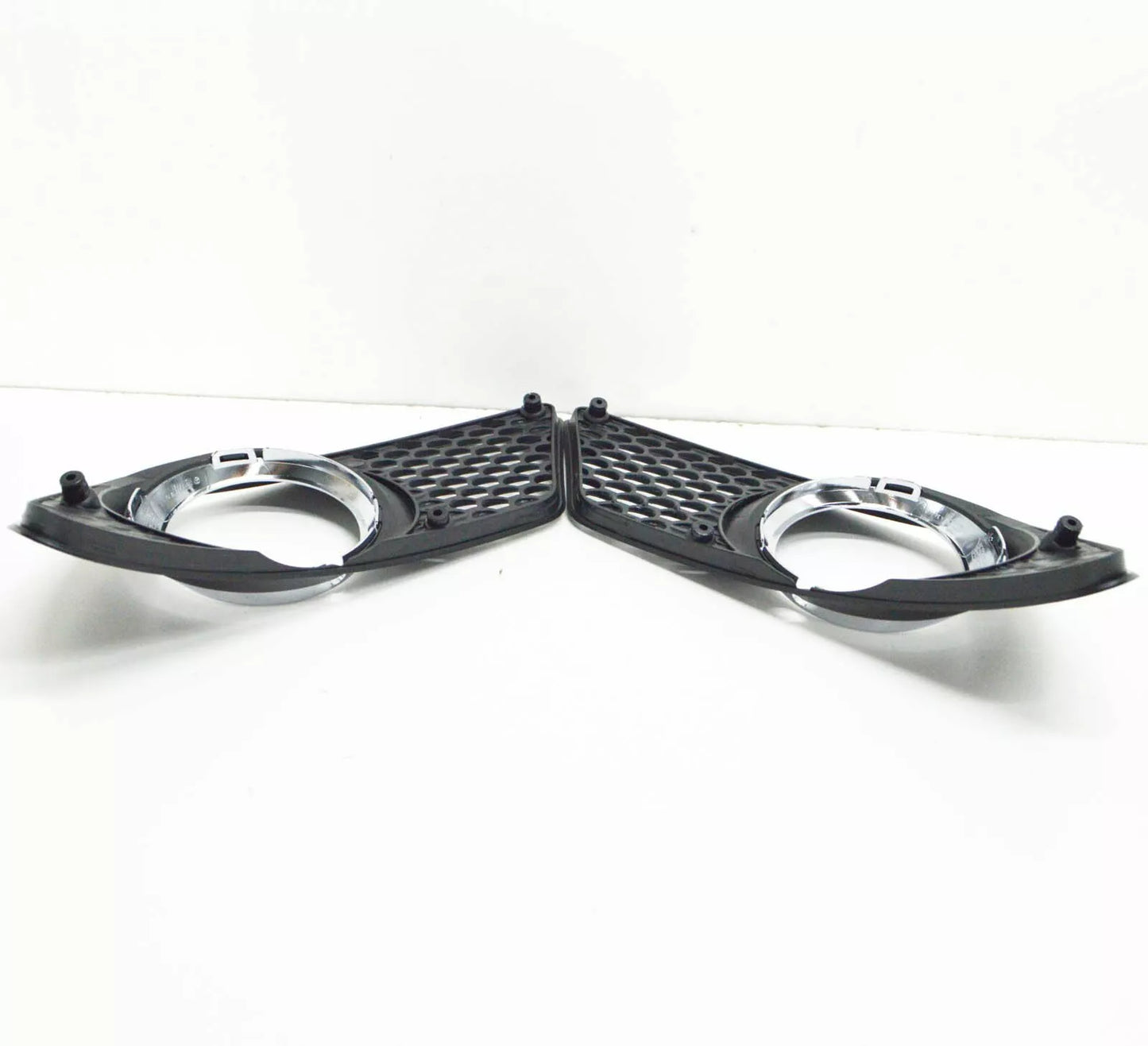 NEW MB C-CLASS W204 AMG FRONT BUMPER FOG GRILLE A2048850353 A2048850253