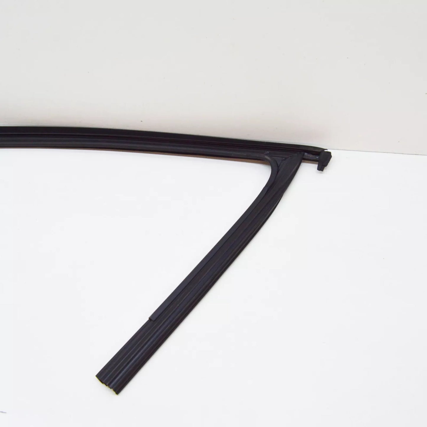 NEW VOLKSWAGEN TIGUAN MK1 FRONT RIGHT DOOR WINDOW GUIDE 5N0837432G5AP ORIGINAL