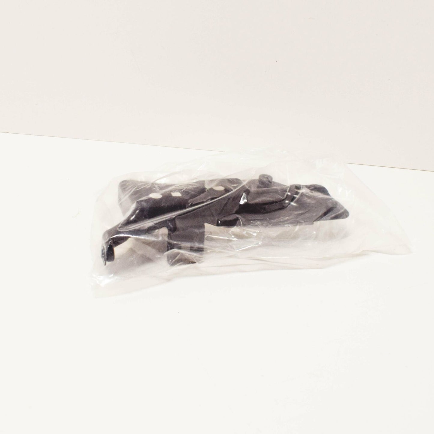 NEW AUDI A3 8P FRONT RIGHT FENDER SUPPORT BRACKET 8P0821136A ORIGINAL