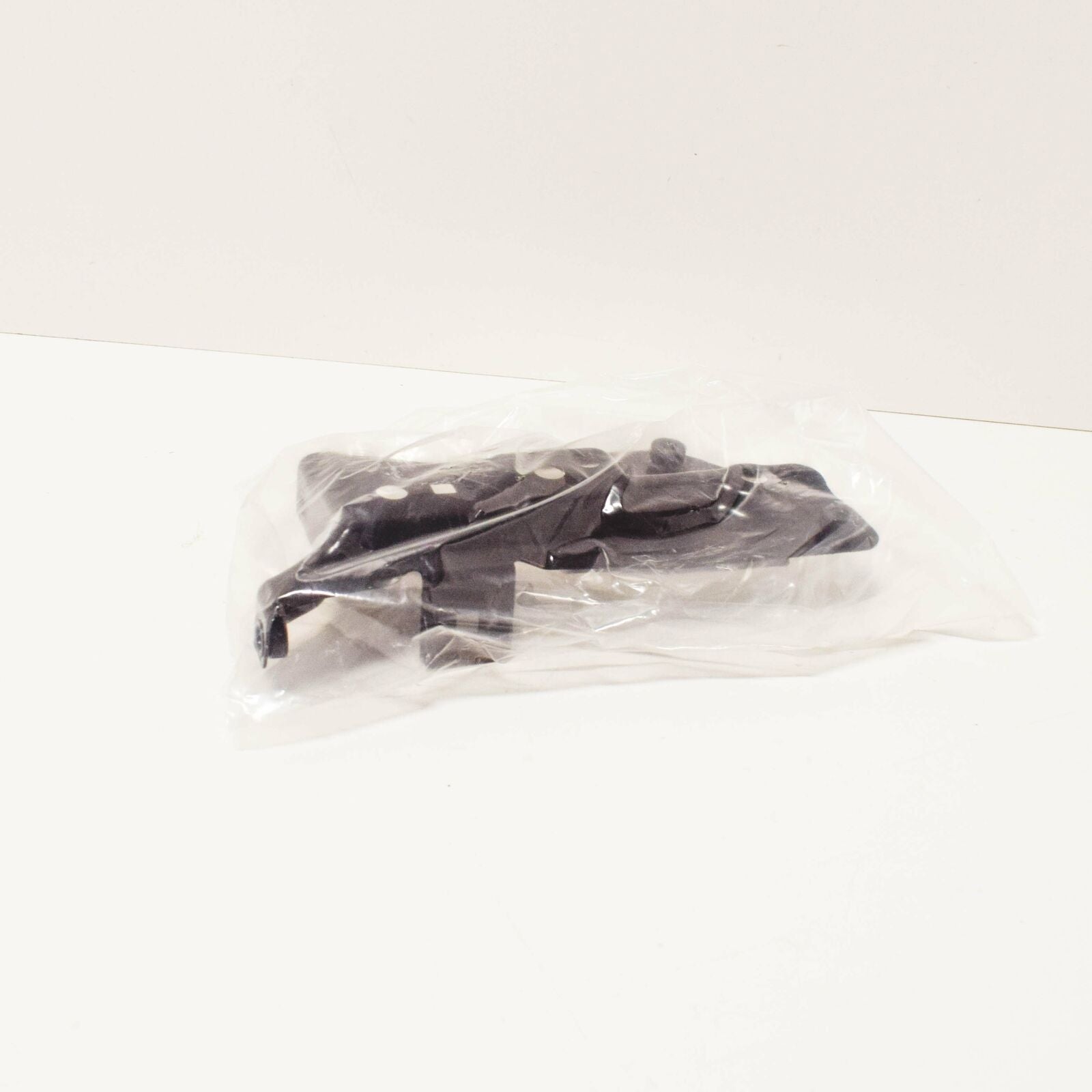 NEW AUDI A3 8P FRONT RIGHT FENDER SUPPORT BRACKET 8P0821136A ORIGINAL