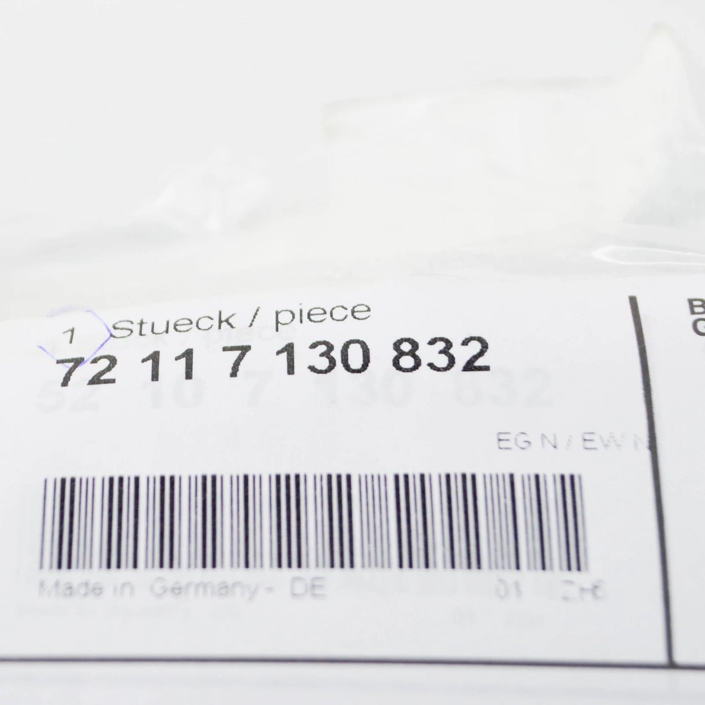 NEW BMW Z4 E85 FRONT SEAT RIGHT BELT GUIDE LOOP 72117130832 ORIGINAL