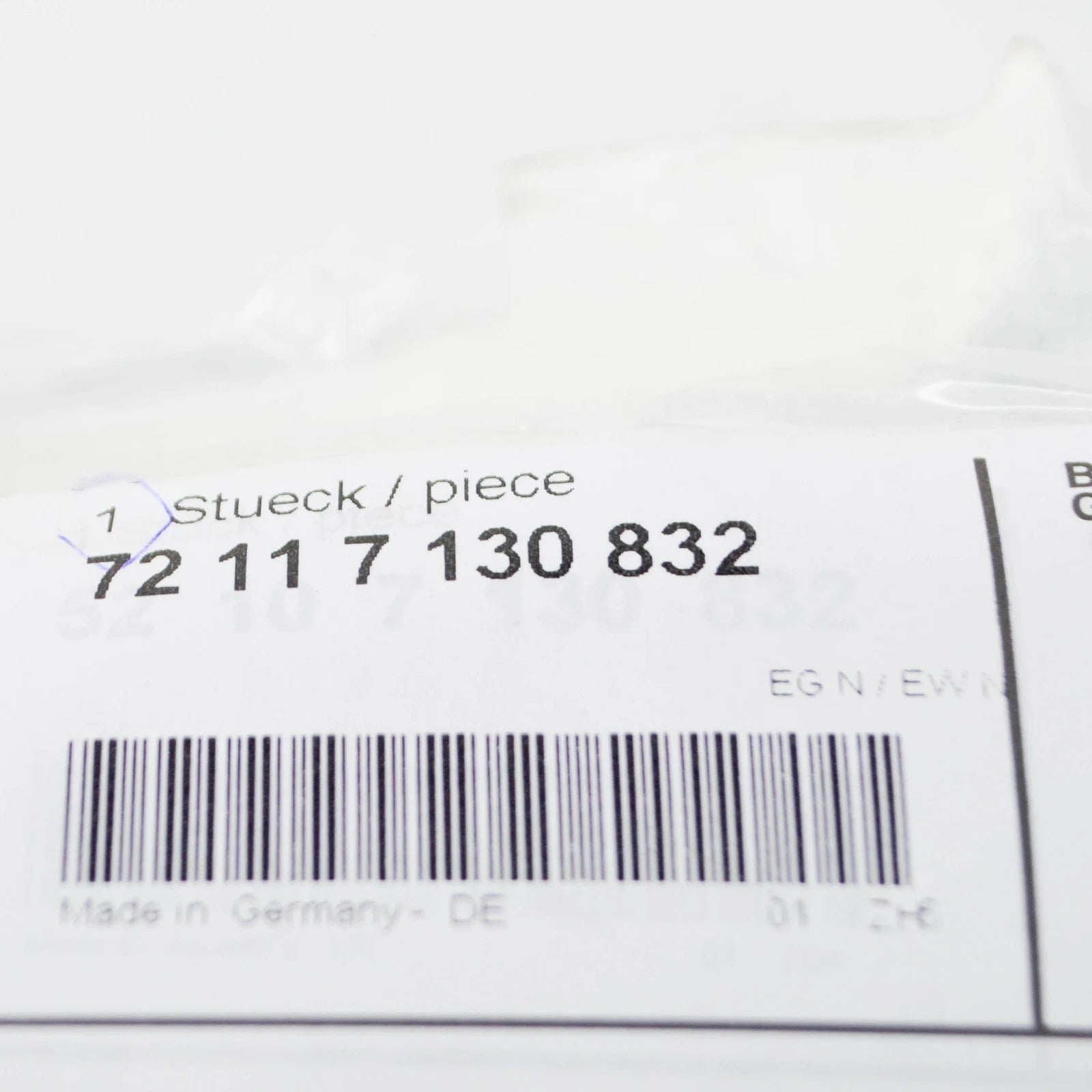 NEW BMW Z4 E85 FRONT SEAT RIGHT BELT GUIDE LOOP 72117130832 ORIGINAL