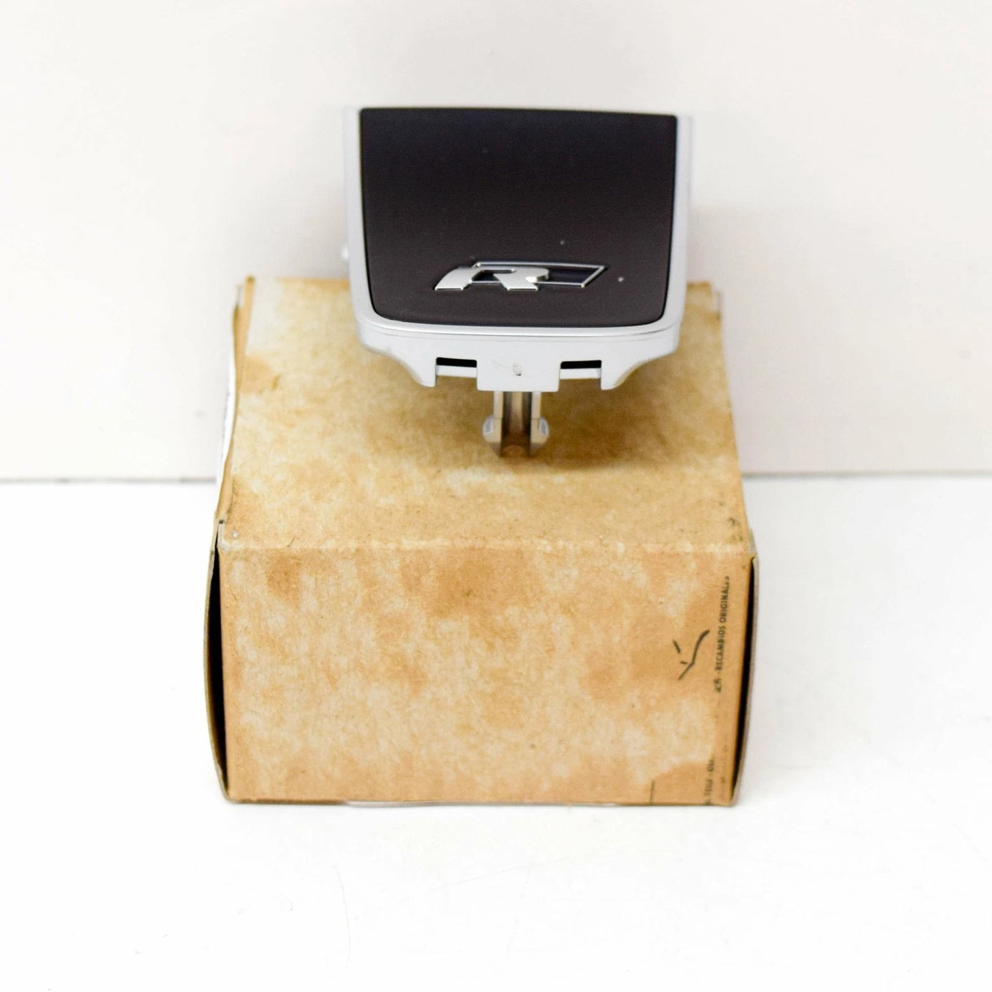 NEW VW TOUAREG 7P STEERING WHEEL LOWER BADGE "R" 7P6419685AP0P 2012 12094880