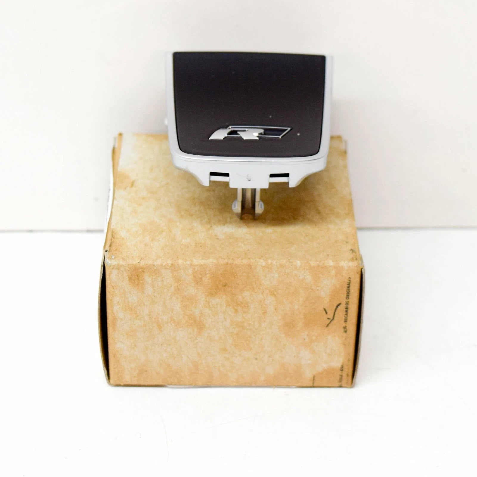 NEW VW TOUAREG 7P STEERING WHEEL LOWER BADGE "R" 7P6419685AP0P 2012 12094880