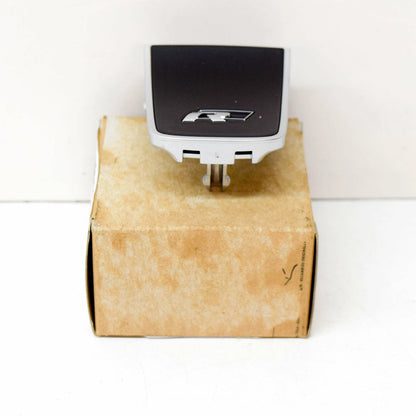 NEW VW TOUAREG 7P STEERING WHEEL LOWER BADGE "R" 7P6419685AP0P 2012 12094880