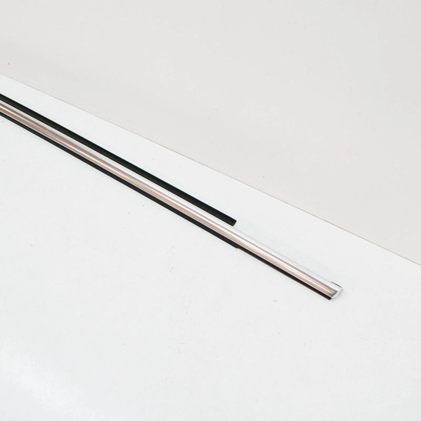 NEW AUDI A8 4H REAR RIGHT WINDOW SLOT SEAL WITH TRIM STRIP 4H4853764C2ZZ