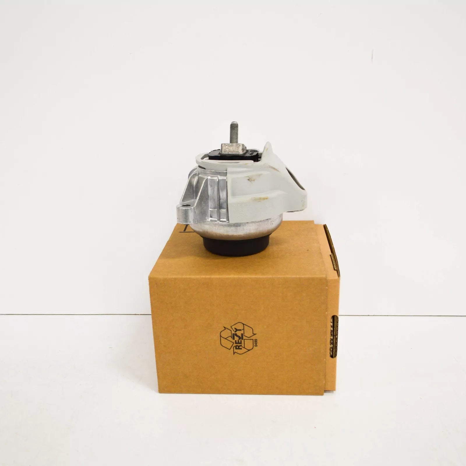 NEW BMW X3 F25 ENGINE MOUNT BRACKET RIGHT 22116785716 ORIGINAL