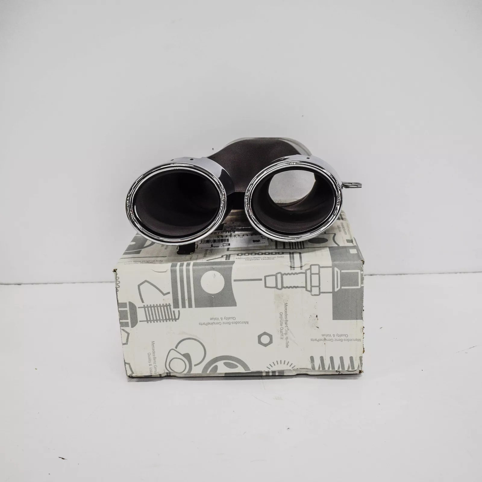 NEW MB C-CLASS W205 AMG REAR EXHAUST LEFT TAIL PIPE TRIM A0004900800 ORIGINAL