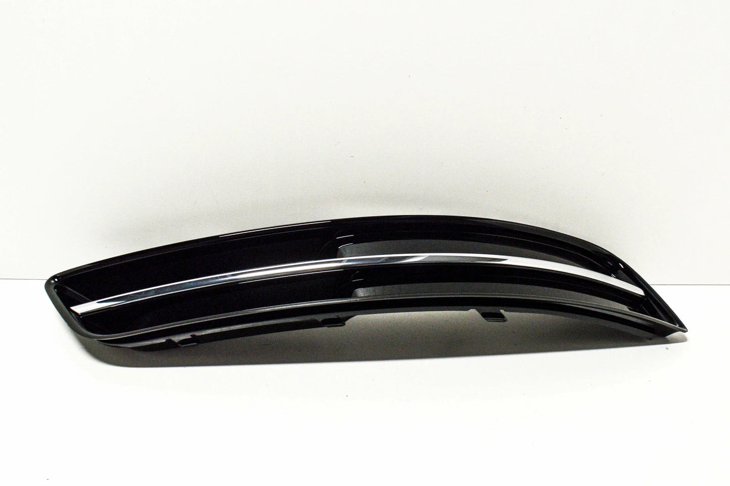 NEW AUDI A3 8P FRONT BUMPER LOWER RIGHT GRILLE 8P0807682HT94